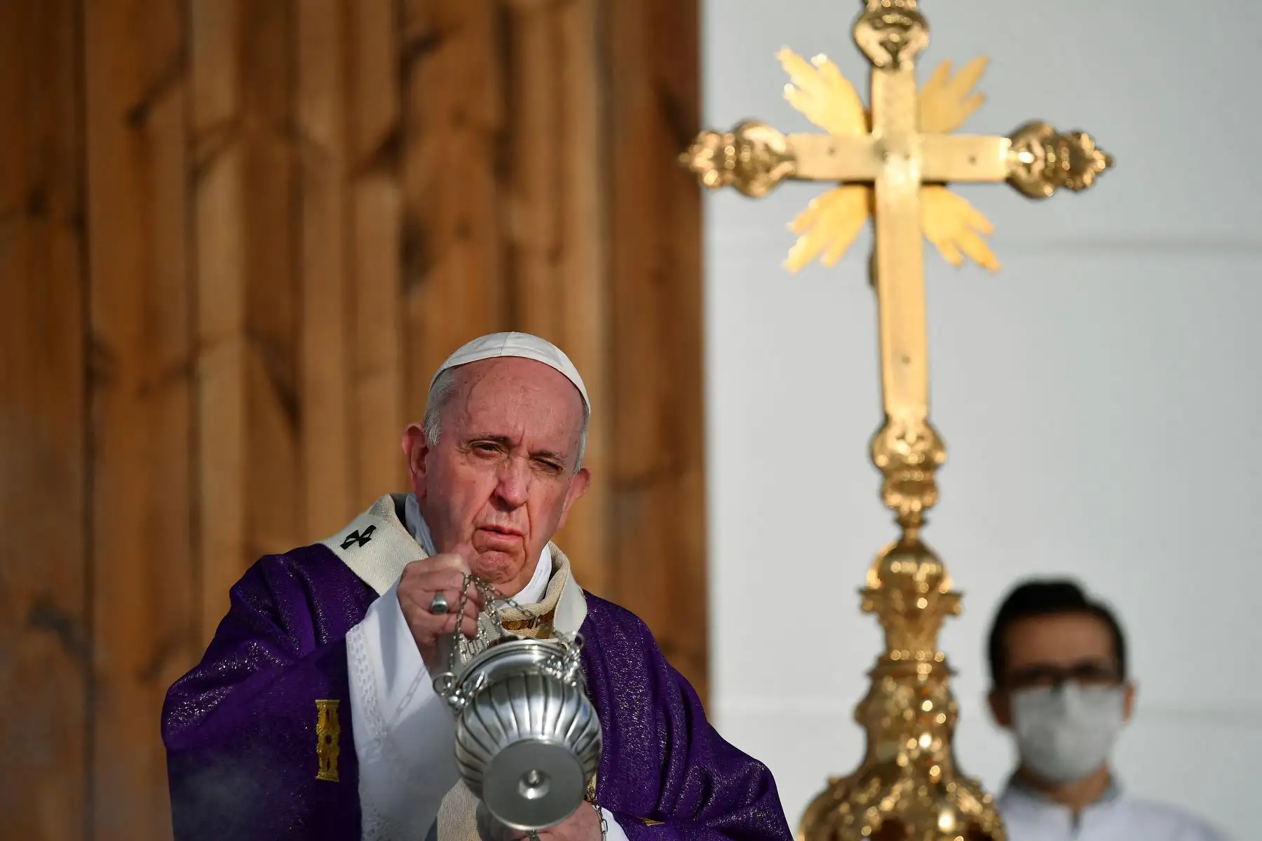 El Papa Francisco agita un incensario de incienso mientras dirige la misa en el Estadio Franso Hariri en Arbil, en la capital de la región autónoma kurda del norte de Irak.
Foto: AFP