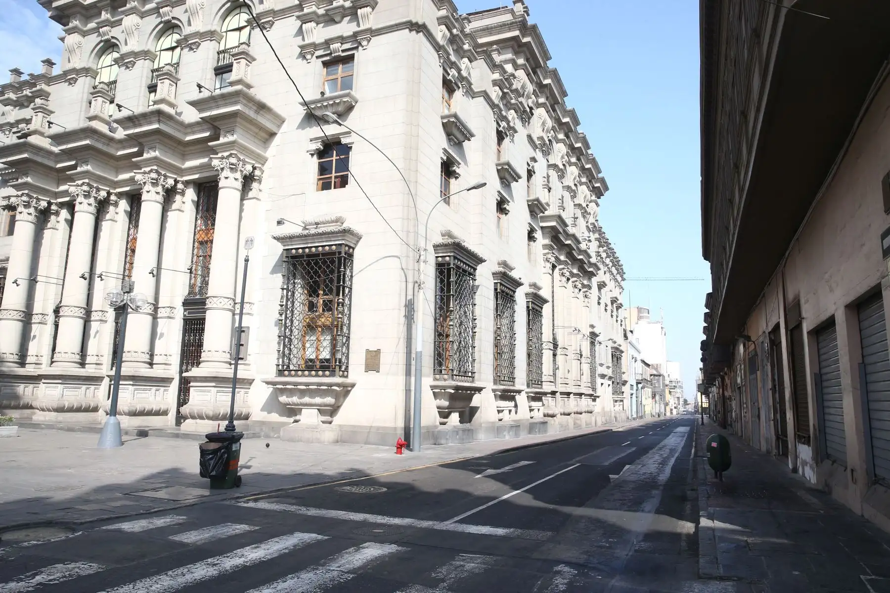 El primer domingo con inmovilización social obligatoria y estricta se cumplirá hoy en todas aquellas provincias consideradas con el nivel de riesgo extremo por la presencia del covid-19.Imagen del Centro Histórico de Lima.
Foto: ANDINA/Vidal Tarqui