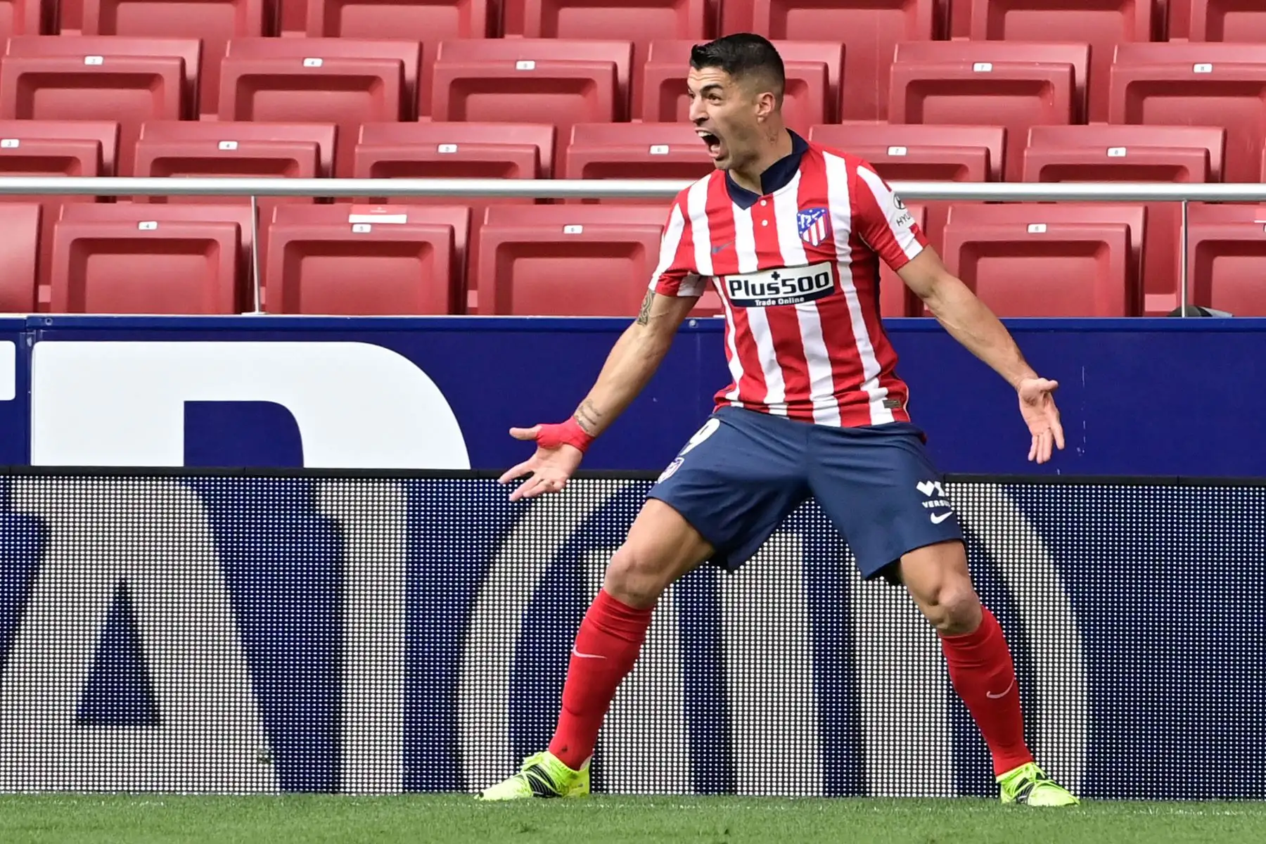 El delantero uruguayo del Atlético de Madrid Luis Suárez celebra tras anotar durante el partido de fútbol de la liga española Club Atlético de Madrid contra el Real Madrid CF.
Foto: AFP