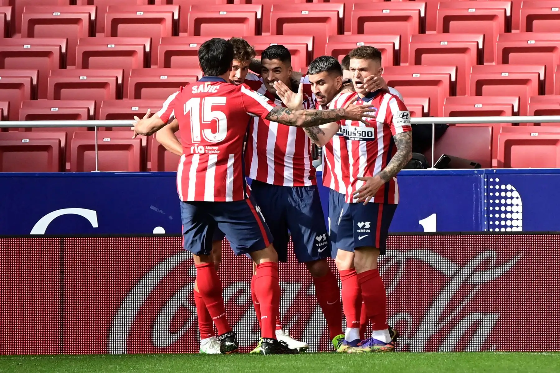 El delantero uruguayo del Atlético de Madrid Luis Suárez celebra con sus compañeros tras anotar durante el partido de fútbol de la liga española Club Atlético de Madrid contra el Real Madrid.
Foto: AFP
