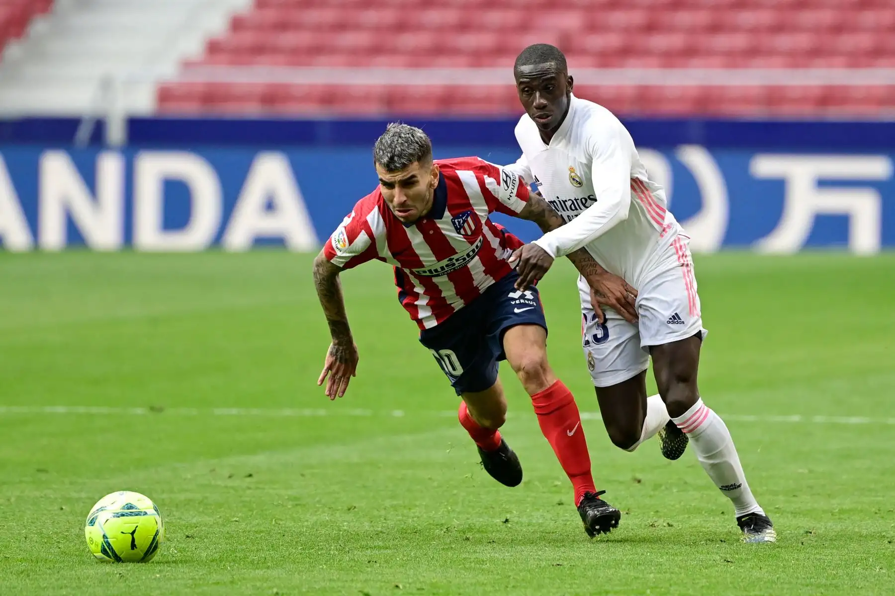 El defensor francés del Real Madrid Ferland Mendy  y el delantero argentino del Atlético de Madrid, Ángel Correa, corren por el balón durante el partido de fútbol de la liga española Club Atlético de Madrid contra el Real Madrid.
Foto: AFP