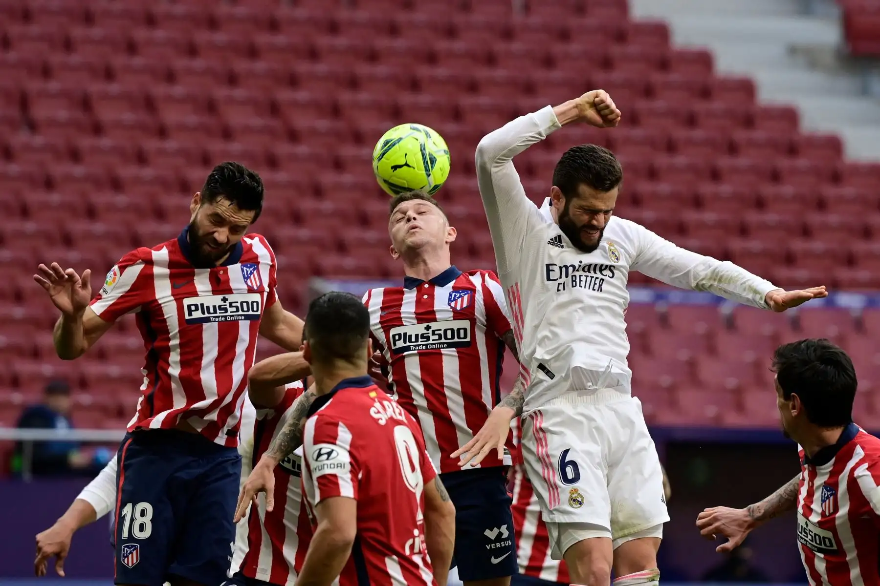 El defensor inglés del Atlético de Madrid Kieran Trippier  dirige el balón durante el partido de fútbol de la liga española Club Atlético de Madrid contra el Real Madrid.
Foto: AFP