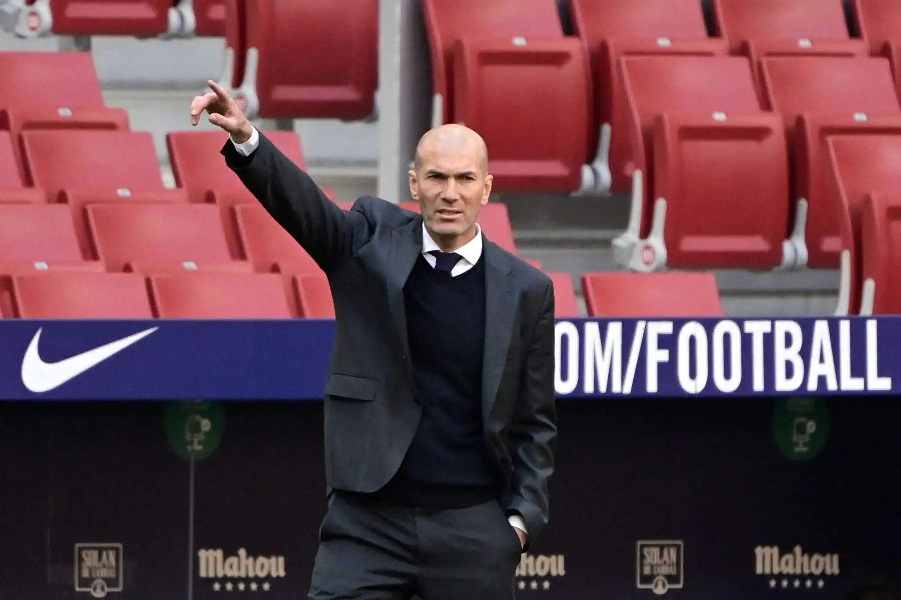 El técnico francés del Real Madrid, Zinedine Zidane, hace gestos durante el partido de fútbol de la liga española Club Atlético de Madrid contra el Real Madrid.
Foto: AFP