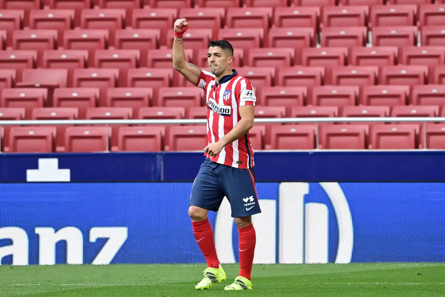 El delantero uruguayo del Atlético de Madrid Luis Suárez celebra tras anotar durante el partido de fútbol de la liga española Club Atlético de Madrid contra el Real Madrid.
Foto: AFP