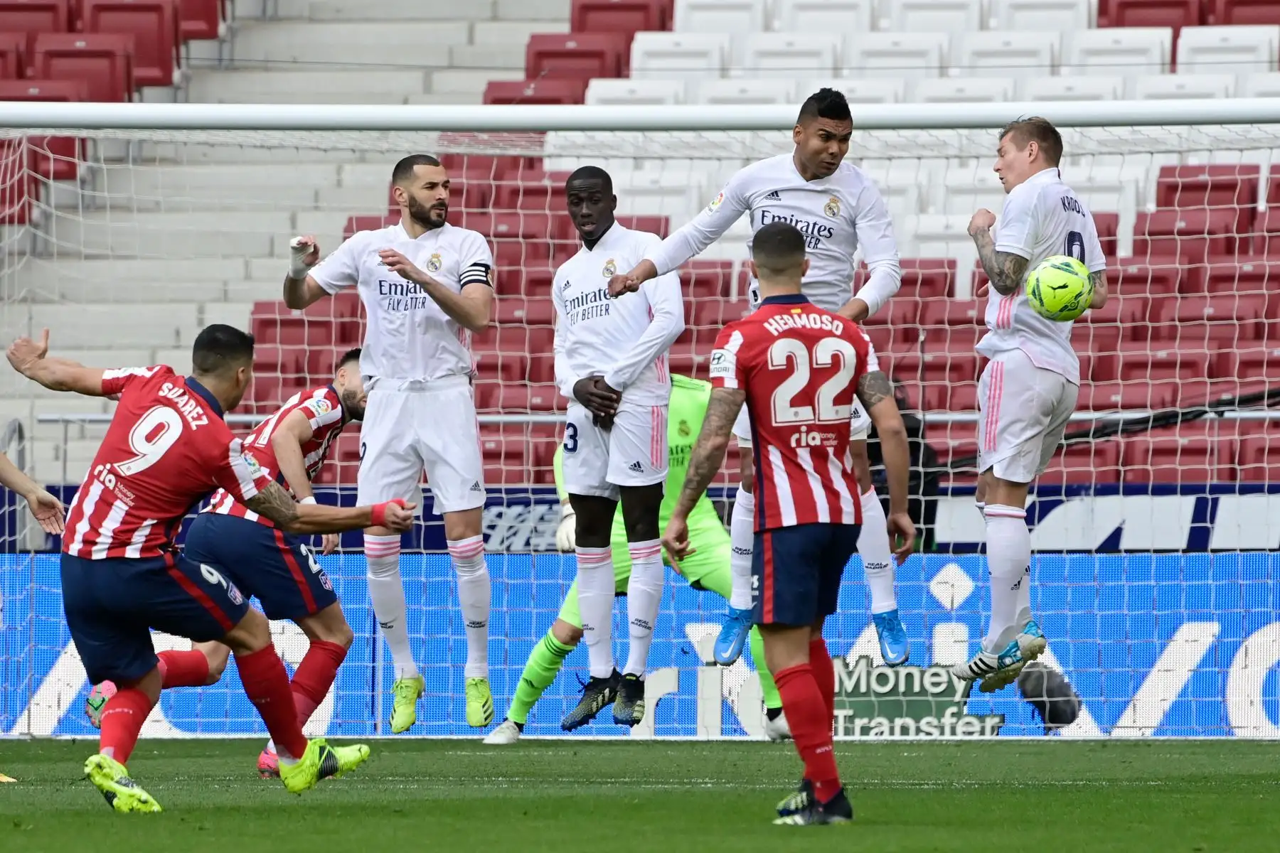El delantero francés del Real Madrid Karim Benzema, el defensa francés del Real Madrid Ferland Mendy, el mediocampista brasileño del Real Madrid Casemiro y el mediocampista alemán del Real Madrid Toni Kroos saltan por el balón durante el partido de fútbol de la liga española Club Atlético de Madrid contra el Real Madrid.
Foto: AFP