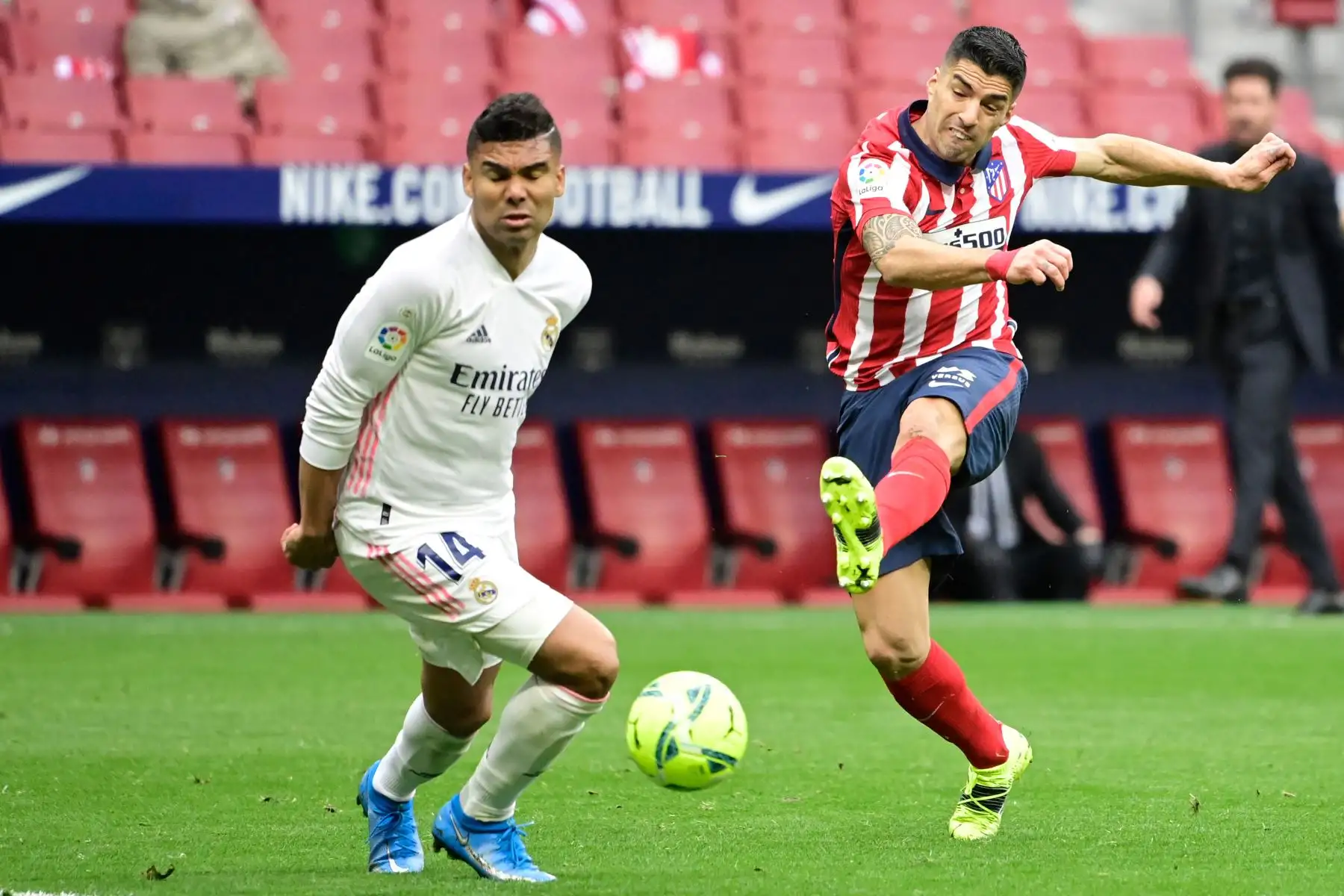 El delantero uruguayo del Atlético de Madrid Luis Suárez  patea el balón junto al mediocampista brasileño del Real Madrid Casemiro durante el partido de fútbol de la liga española Club Atlético de Madrid contra el Real Madrid.
Foto: AFP