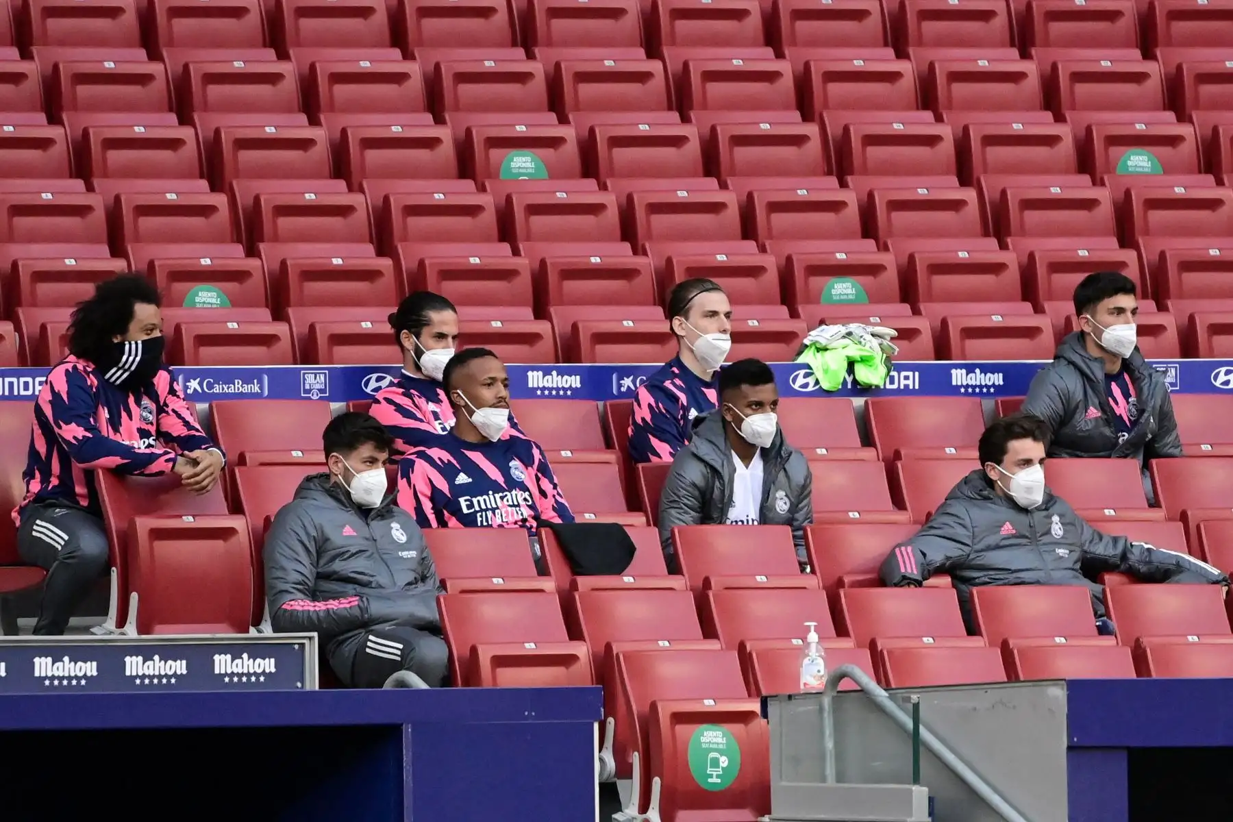 Los jugadores del Real Madrid se sientan con máscaras durante el partido de fútbol de la liga española Club Atlético de Madrid contra el Real Madrid CF en el estadio Wanda Metropolitano de Madrid.
Foto: AFP