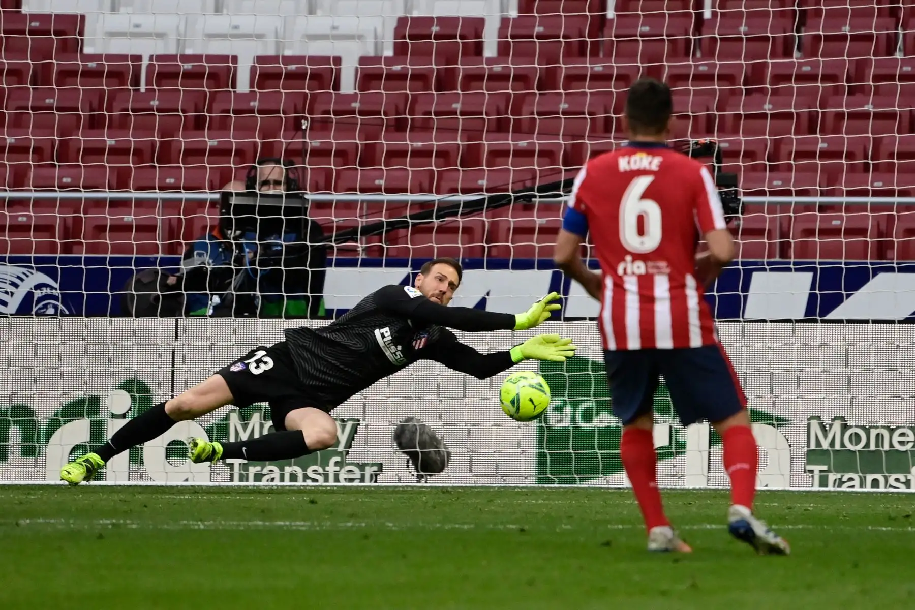 El portero esloveno del Atlético de Madrid, Jan Oblak, se lanza por el balón durante el partido de fútbol de la liga española Club Atlético de Madrid contra el Real Madrid.
Foto: AFP