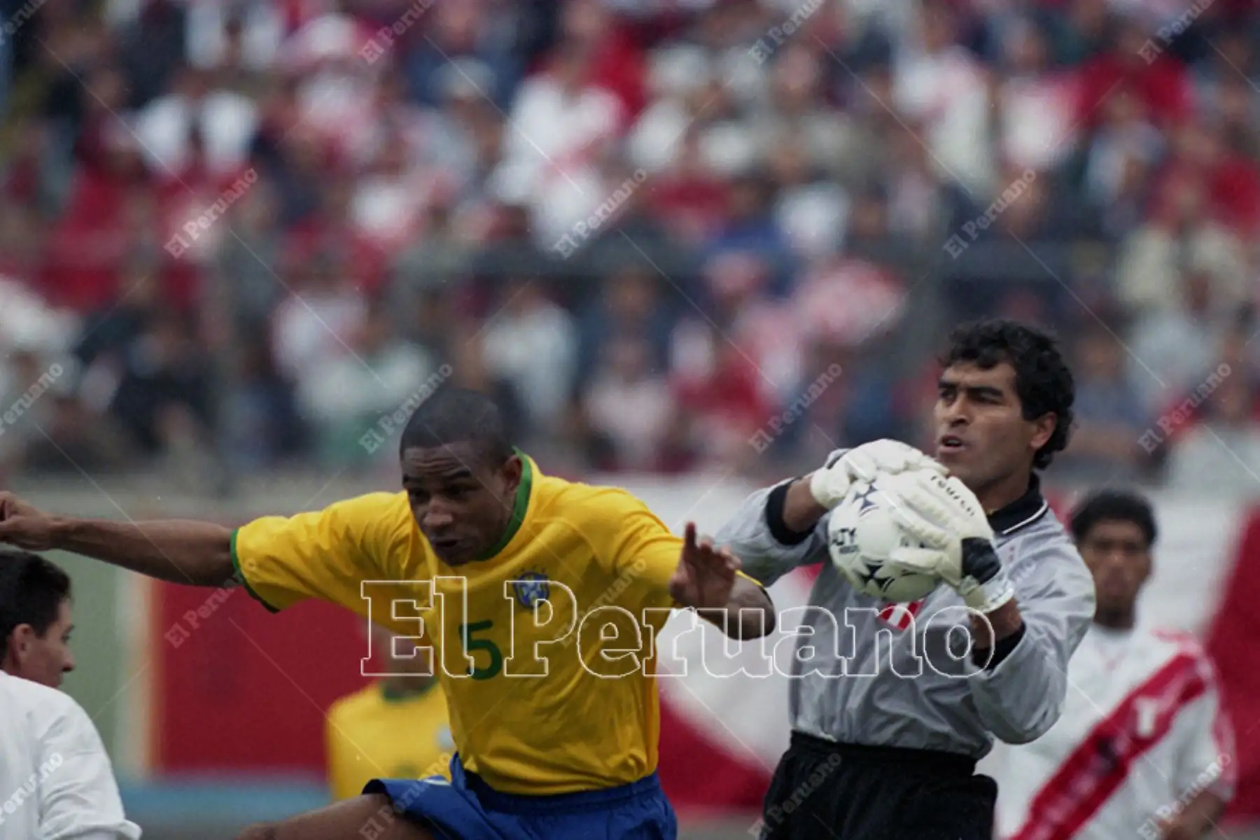 Lima - 4 junio 2000 / El portero Miguel Miranda en el partido entre Perú y Brasil por la tercera fecha de las eliminatorias al mundial Corea-Japón 2002. 
Foto: Diario El Peruano / Jack Ramón