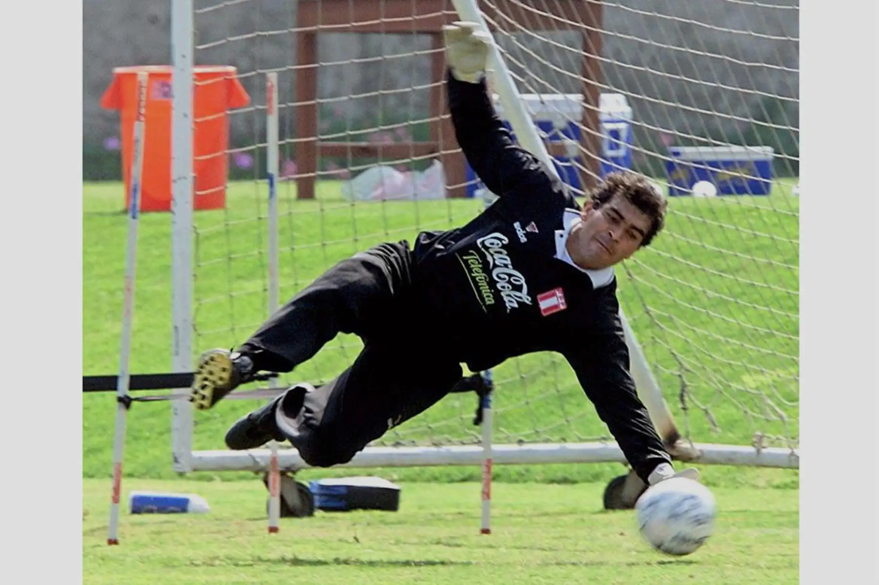 Lima - 31 mayo 2000 / El arquero de la selección peruana Miguel Miranda ataja el balón durante el entrenamiento de su equipo con vistas al partido del  4 de junio frente a Brasil por las eliminatorias del mundial Japón-Corea del Sur 2002. 
Foto: AFP