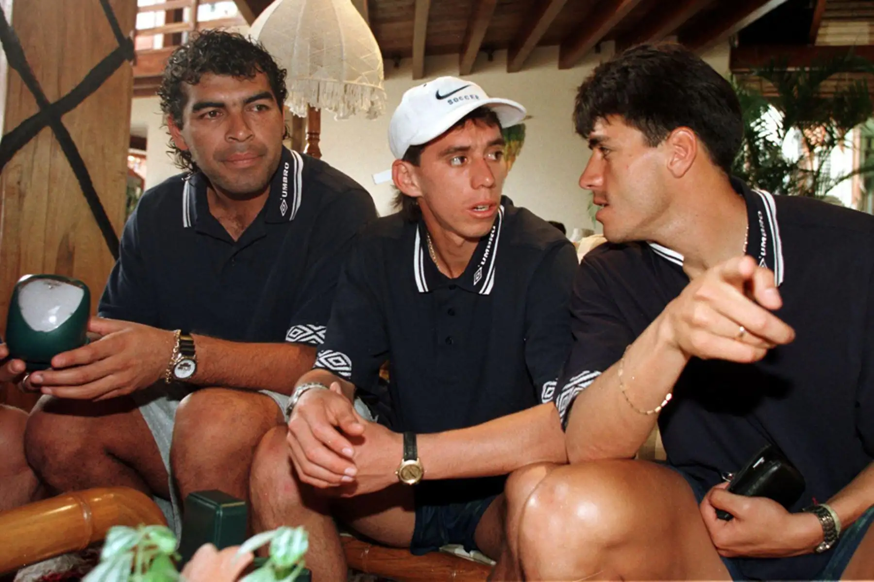 Los seleccionados Miguel Miranda, Miguel Rebossio y Alfonso Dulanto en el hotel de Santa Cruz donde se concentra la delegación peruana. Perú enfrentará a Brasil en una de las semifinales de la Copa América de Bolivia 1997.
 Foto: AFP