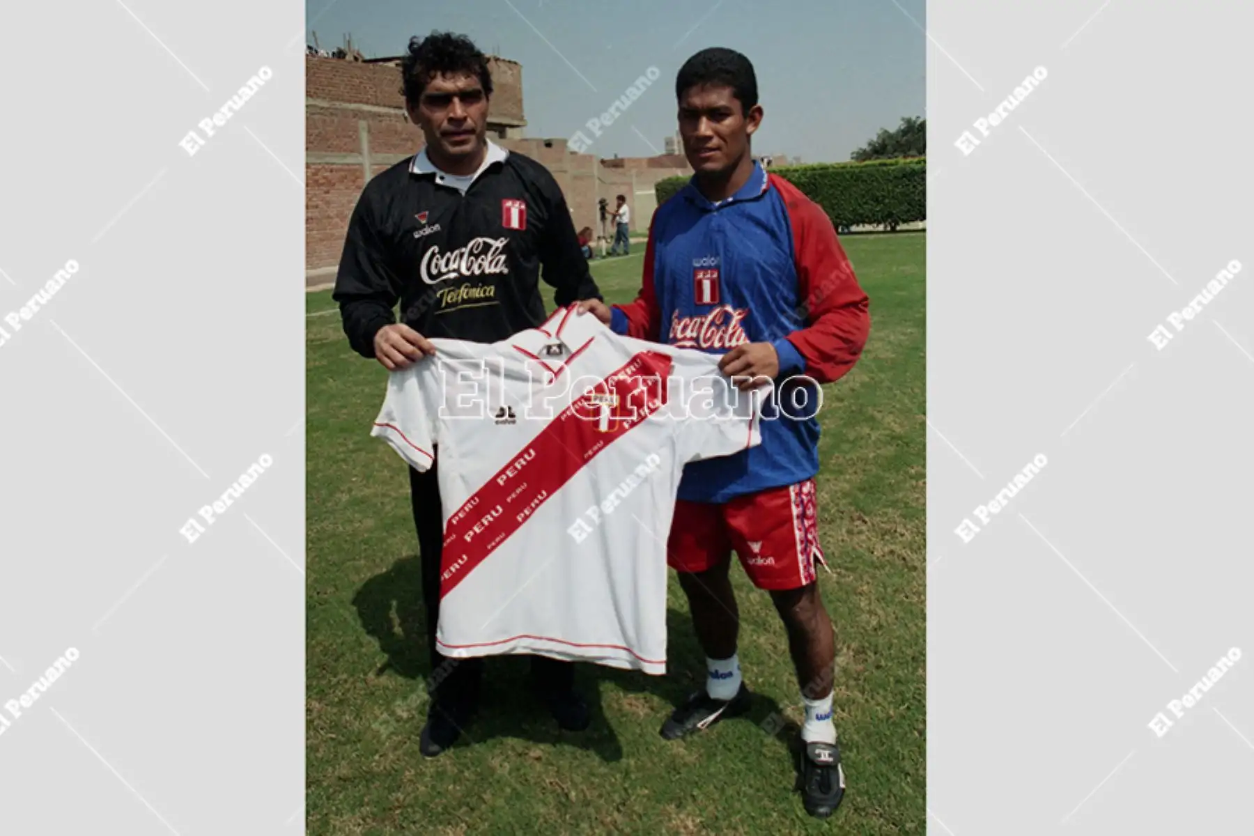Lima - 31 mayo 2000 / Los arqueros Miguel Miranda y Johnny Vegas en los entrenamientos de la selección peruana de fútbol antes del partido frente a Brasil por las eliminatorias a Corea-Japón 2002. 
Foto: Diario Oficial El Peruano / Norman Córdova