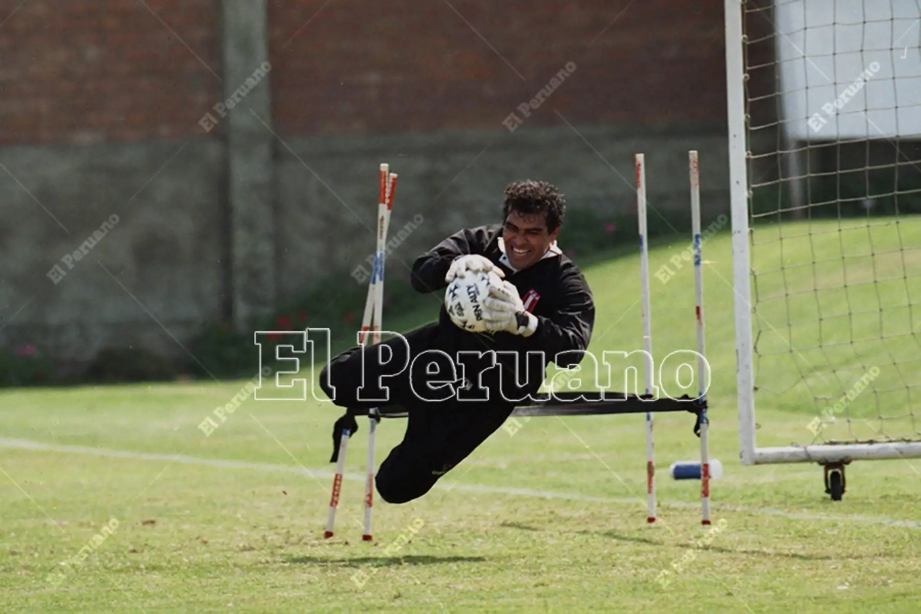 Lima - 31 mayo 2000 /  Miguel Miranda en los entrenamientos de la selección peruana de fútbol antes del partido frente a Brasil por las eliminatorias a Corea-Japón 2002. 
Foto: Diario Oficial El Peruano / Norman Córdova