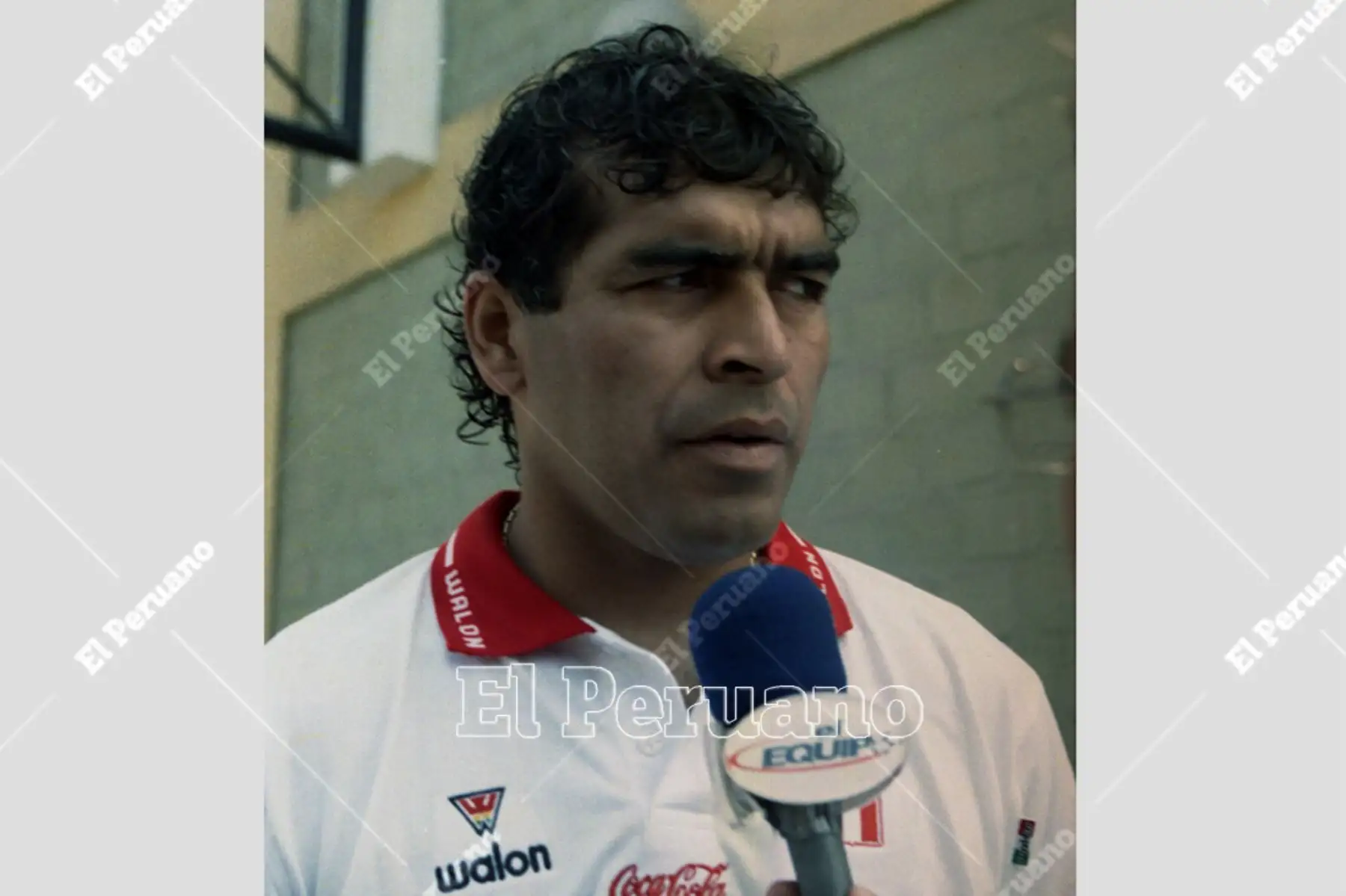 Lima - 2 junio 2000 / El arquero Miguel Miranda declara a la prensa luego de los entrenamientos de la selección con miras al encuentro frente a Brasil por las eliminatorias al mundial Corea-Japón 2002. Foto: Diario Oficial El Peruano / Susana Aysanoa