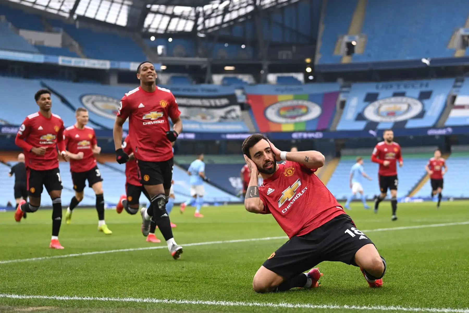 El centrocampista portugués del Manchester United, Bruno Fernandes, celebra tras marcar el gol inicial desde el punto de penalti durante el partido de fútbol de la Premier League inglesa entre el Manchester City y el Manchester United.
Foto: AFP
