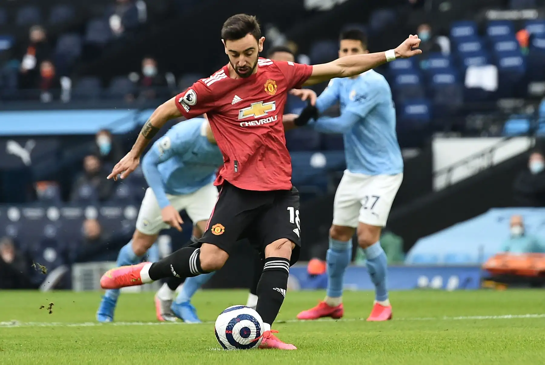 El centrocampista portugués del Manchester United, Bruno Fernandes, dispara desde el punto de penalti para marcar el primer gol de su equipo durante el partido de fútbol de la Premier League inglesa entre el Manchester City y el Manchester United.
Foto: AFP