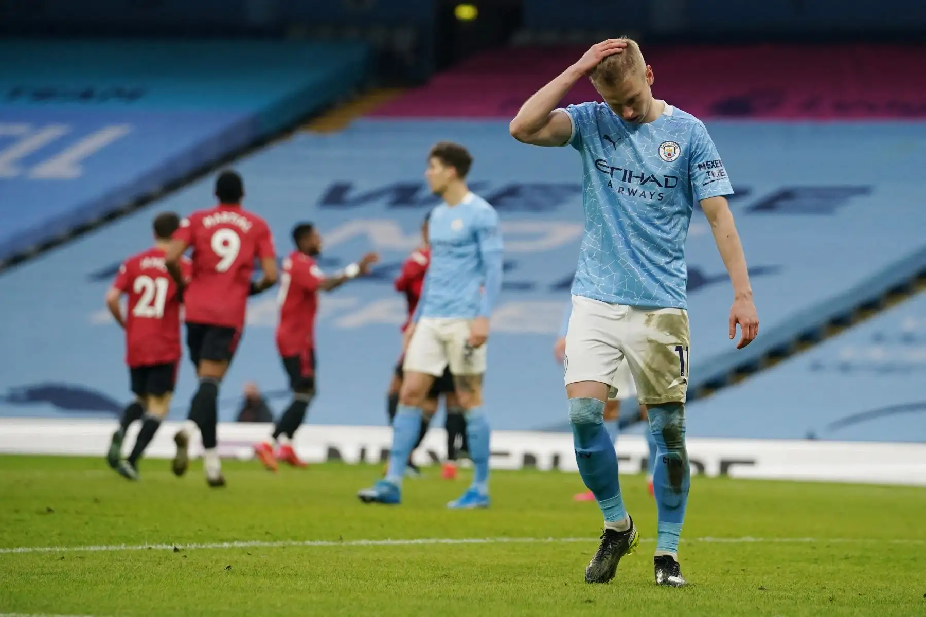 El centrocampista ucraniano del Manchester City Oleksandr Zinchenko reacciona después de que el Manchester United anotó su segundo gol durante el partido de fútbol de la Premier League inglesa entre el Manchester City y el Manchester United.
Foto: AFP