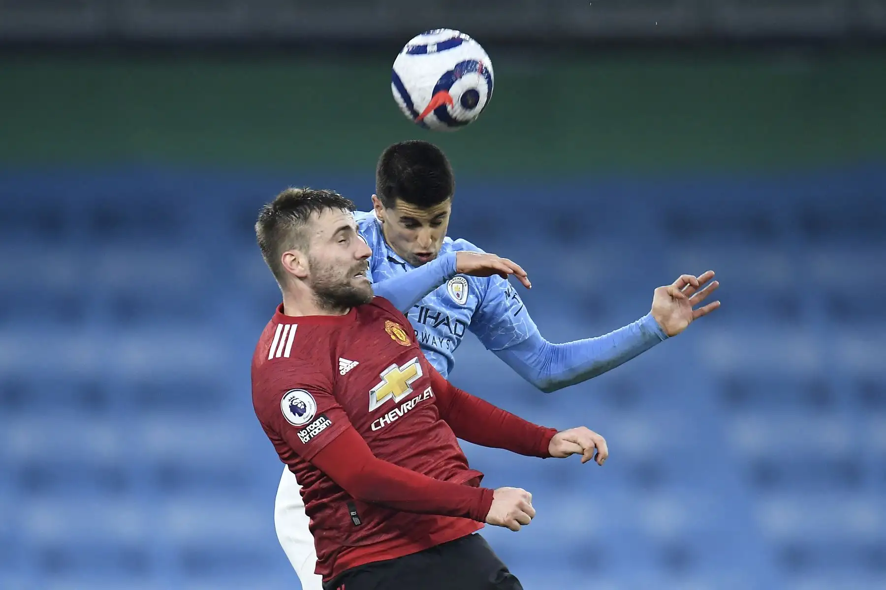 El defensor inglés del Manchester United Luke Shaw , salta para un cabezazo con el defensor portugués del Manchester City Joao Cancelo .Durante el partido de fútbol de la Premier League inglesa entre el Manchester City y el Manchester United.
Foto: AFP