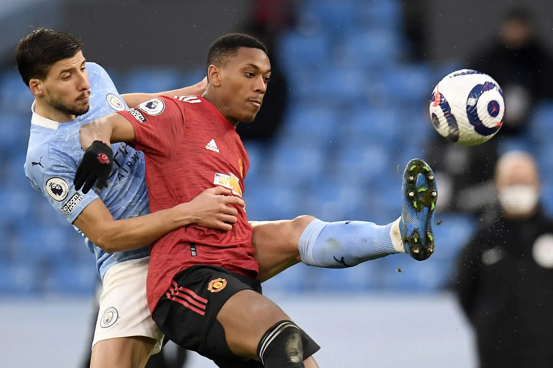 El defensor portugués del Manchester City, Ruben Dias compite con el delantero francés del Manchester United Anthony Martial durante el partido de fútbol de la Premier League inglesa entre el Manchester City y el Manchester United.
Foto: AFP