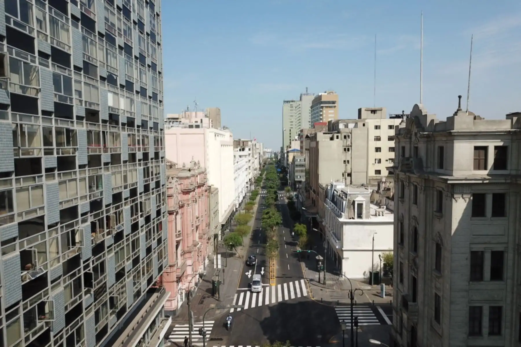 Inmovilización social obligatoria es estricta durante todo el día y no se permite la salida peatonal, en bicicleta o en vehículos motores particulares en todas las regiones con nivel de alerta extremo frente al nuevo coronavirus, como Lima y Callao.
Foto: ANDINA/Lenin Lobatón