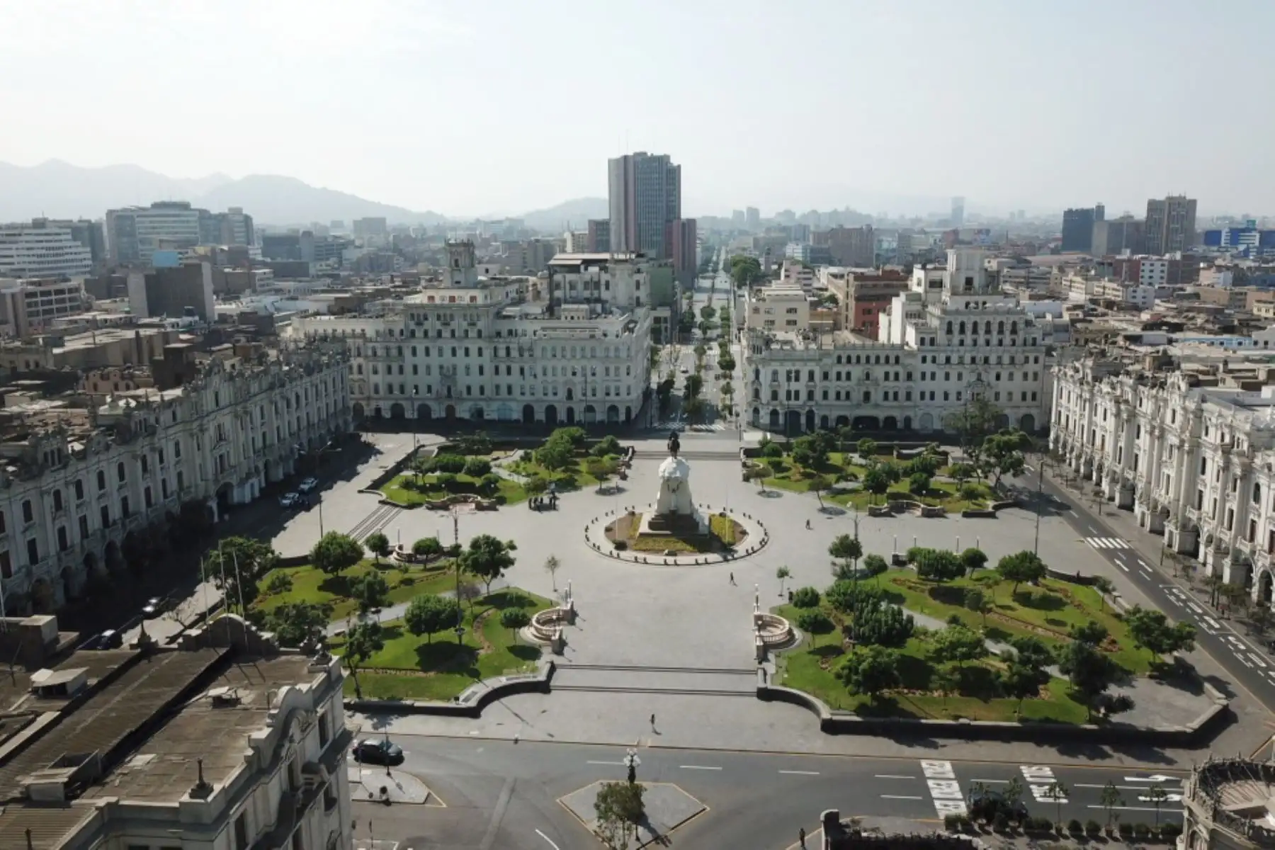 Inmovilización social obligatoria es estricta durante todo el día y no se permite la salida peatonal, en bicicleta o en vehículos motores particulares en todas las regiones con nivel de alerta extremo frente al nuevo coronavirus, como Lima y Callao. Imagen de la Plaza San Martín.
Foto: ANDINA/Lenin Lobatón