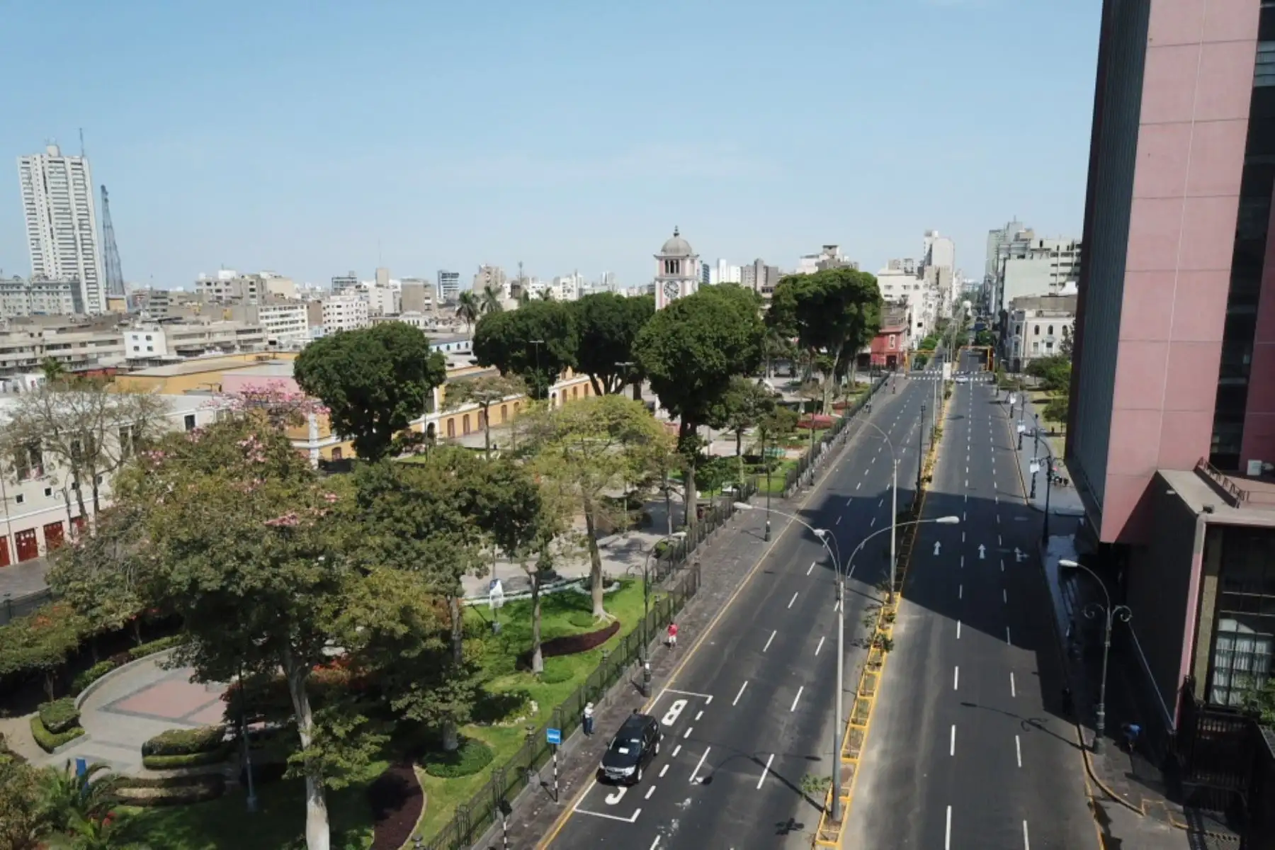Inmovilización social obligatoria es estricta durante todo el día y no se permite la salida peatonal, en bicicleta o en vehículos motores particulares en todas las regiones con nivel de alerta extremo frente al nuevo coronavirus, como Lima y Callao.
Foto: ANDINA/Lenin Lobatón