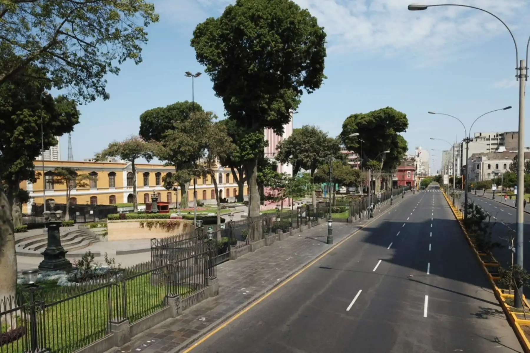 Inmovilización social obligatoria es estricta durante todo el día y no se permite la salida peatonal, en bicicleta o en vehículos motores particulares en todas las regiones con nivel de alerta extremo frente al nuevo coronavirus, como Lima y Callao.
Foto: ANDINA/Lenin Lobatón