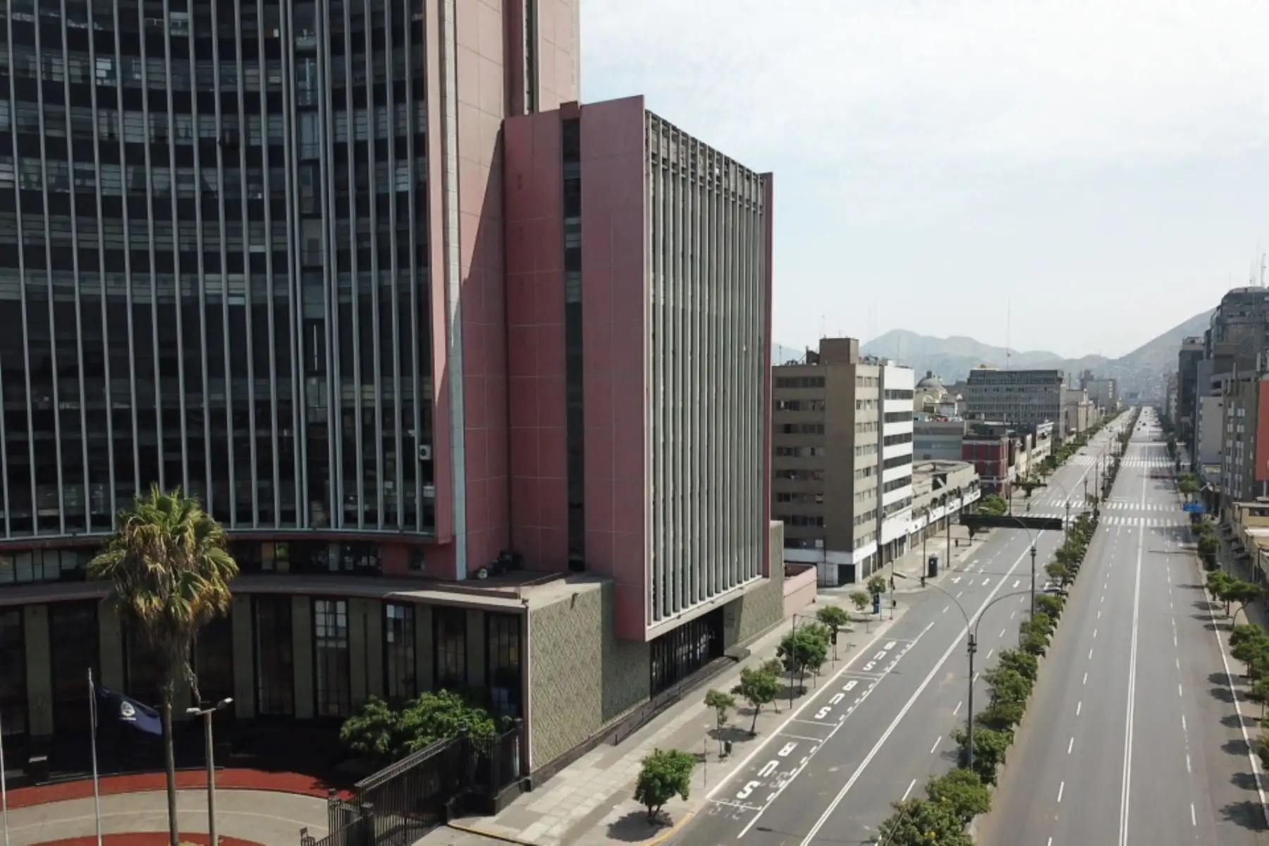 Inmovilización social obligatoria es estricta durante todo el día y no se permite la salida peatonal, en bicicleta o en vehículos motores particulares en todas las regiones con nivel de alerta extremo frente al nuevo coronavirus, como Lima y Callao.
Foto: ANDINA/Lenin Lobatón