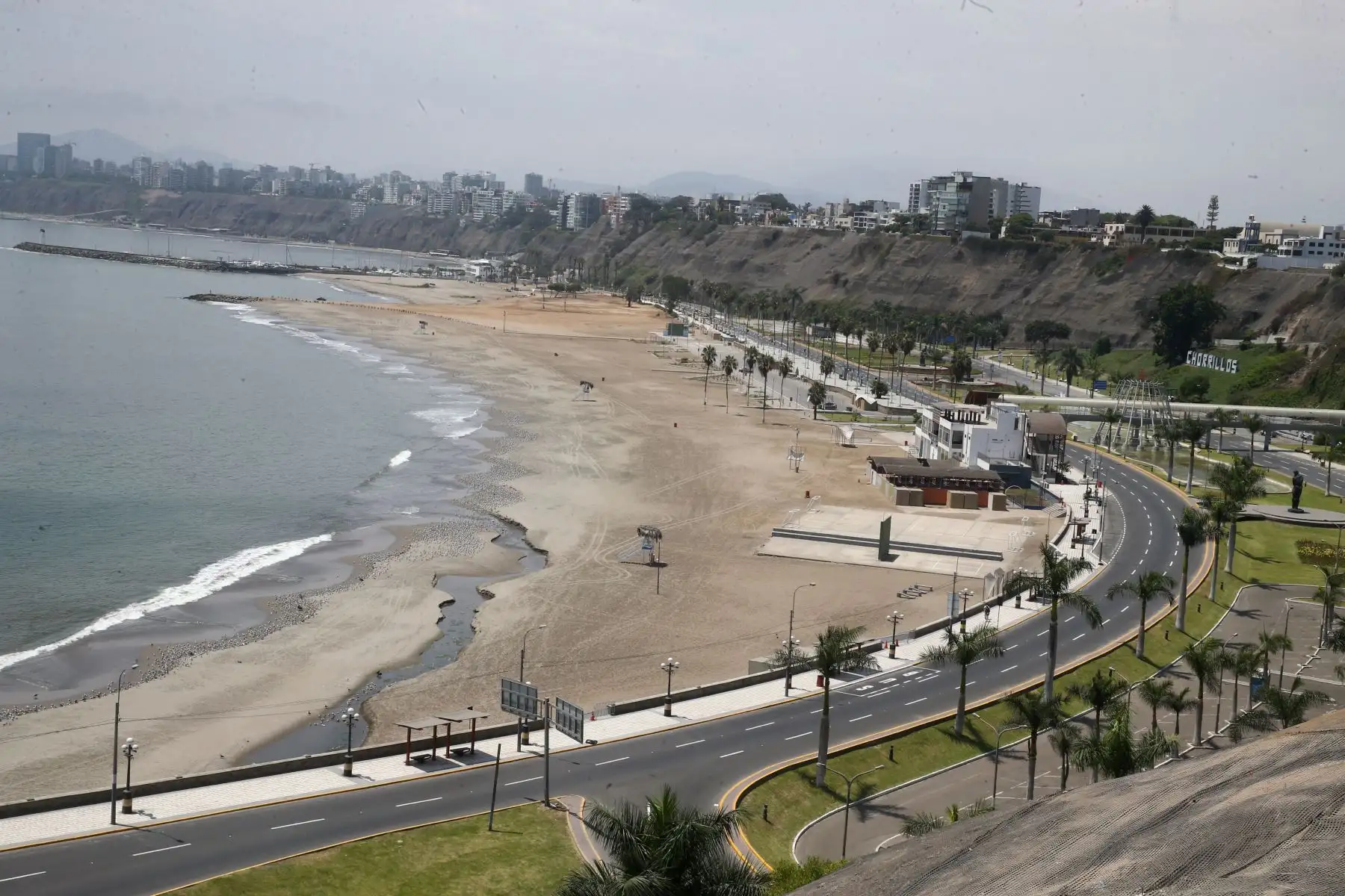 Inmovilización social obligatoria es estricta durante todo el día y no se permite la salida peatonal, en bicicleta o en vehículos motores particulares en todas las regiones con nivel de alerta extremo frente al nuevo coronavirus, como Lima y Callao.
Imágenes de la Costa Verde.
Foto: ANDINA/ Vidal Tarqui