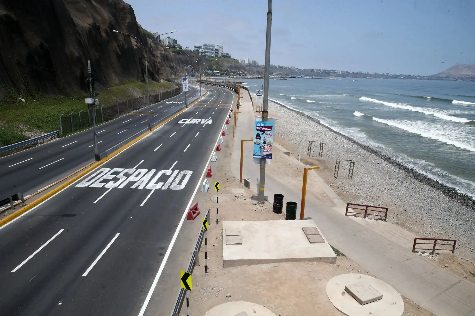 Inmovilización social obligatoria es estricta durante todo el día y no se permite la salida peatonal, en bicicleta o en vehículos motores particulares en todas las regiones con nivel de alerta extremo frente al nuevo coronavirus, como Lima y Callao.
Imágenes de la Costa Verde.
Foto: ANDINA/ Vidal Tarqui