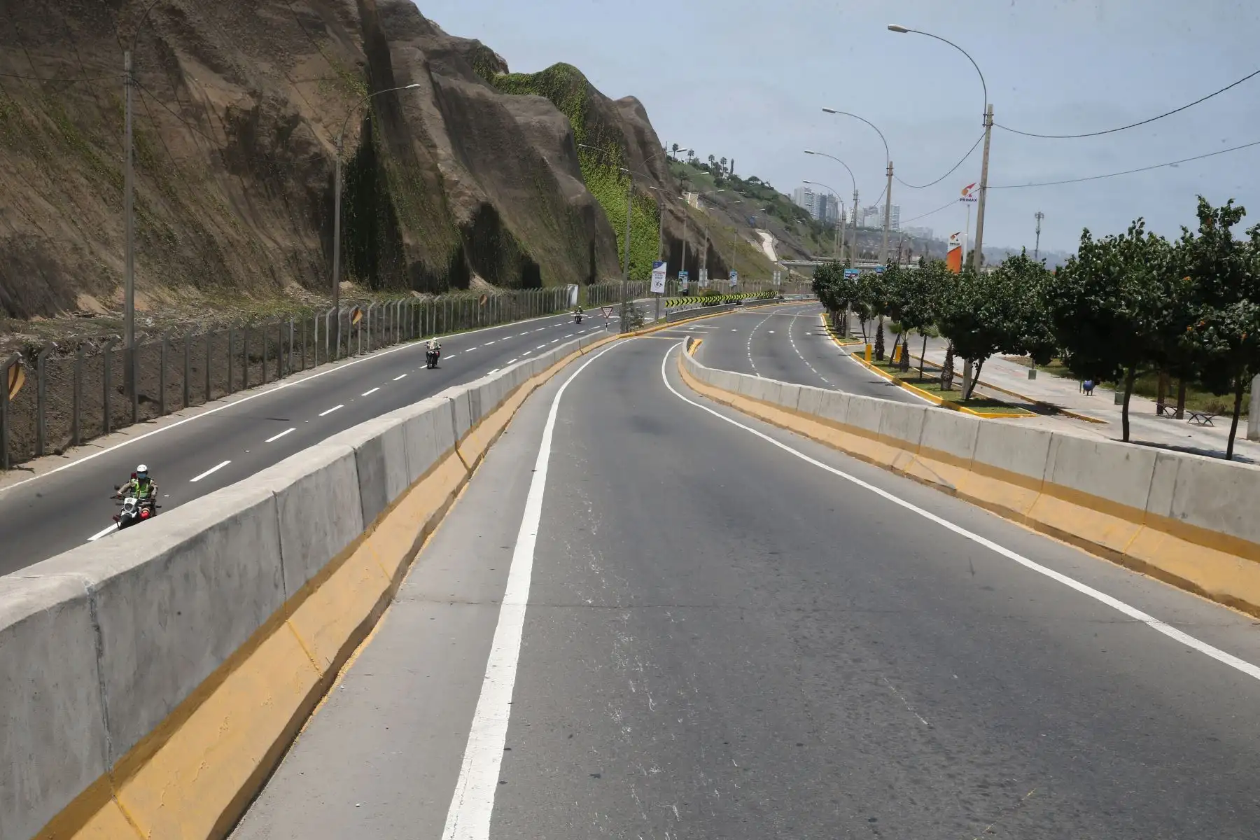 Inmovilización social obligatoria es estricta durante todo el día y no se permite la salida peatonal, en bicicleta o en vehículos motores particulares en todas las regiones con nivel de alerta extremo frente al nuevo coronavirus, como Lima y Callao.
Imágenes de la Costa Verde.
Foto: ANDINA/ Vidal Tarqui