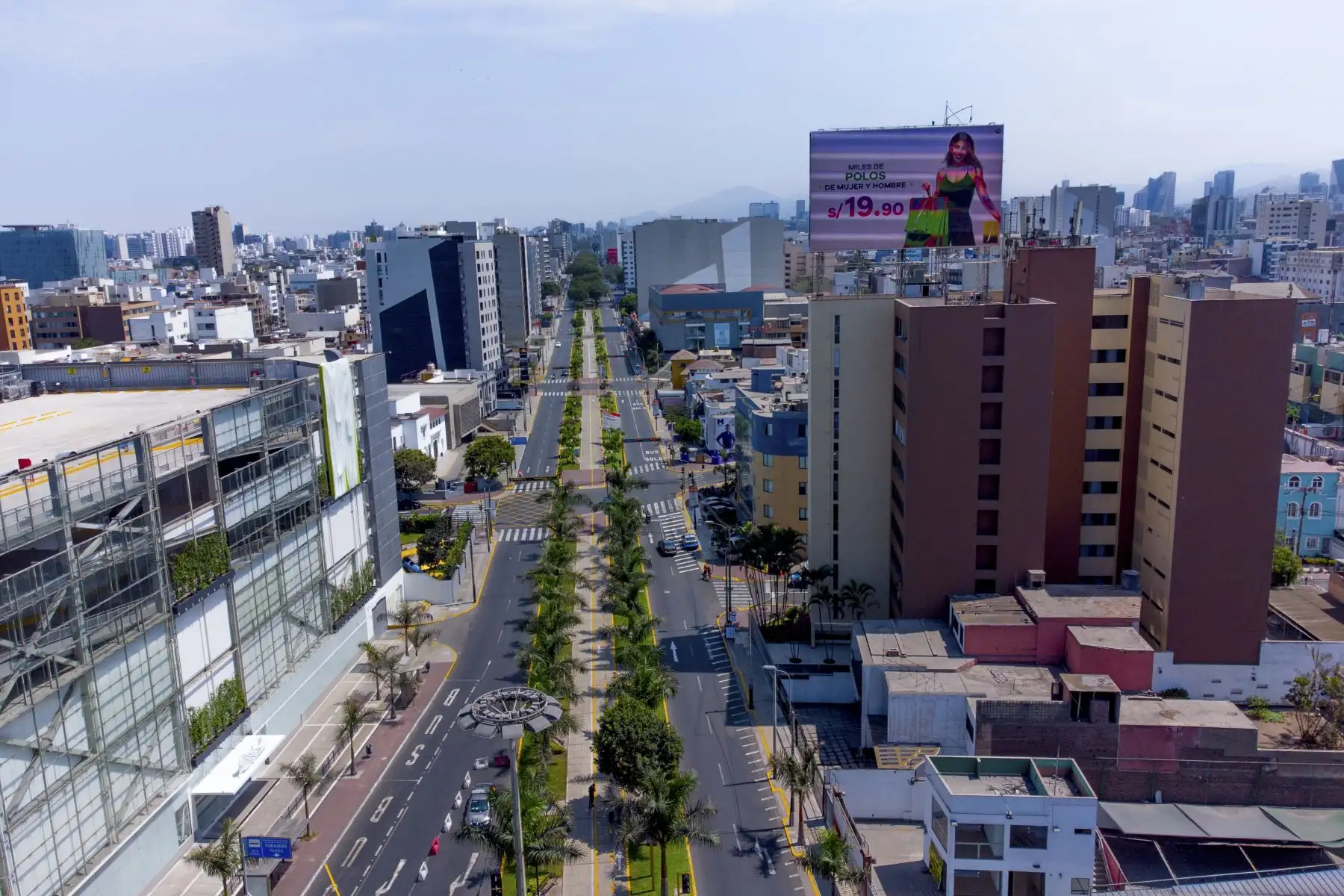 Imágenes aéreas de la inmovilización social obligatoria es estricta durante todo el día, no se permite la salida peatonal, en bicicleta o en vehículos motores particulares en todas las regiones con nivel de alerta extremo frente al nuevo coronavirus, como Lima y Callao. Foto: ANDINA/Presidencia Perú