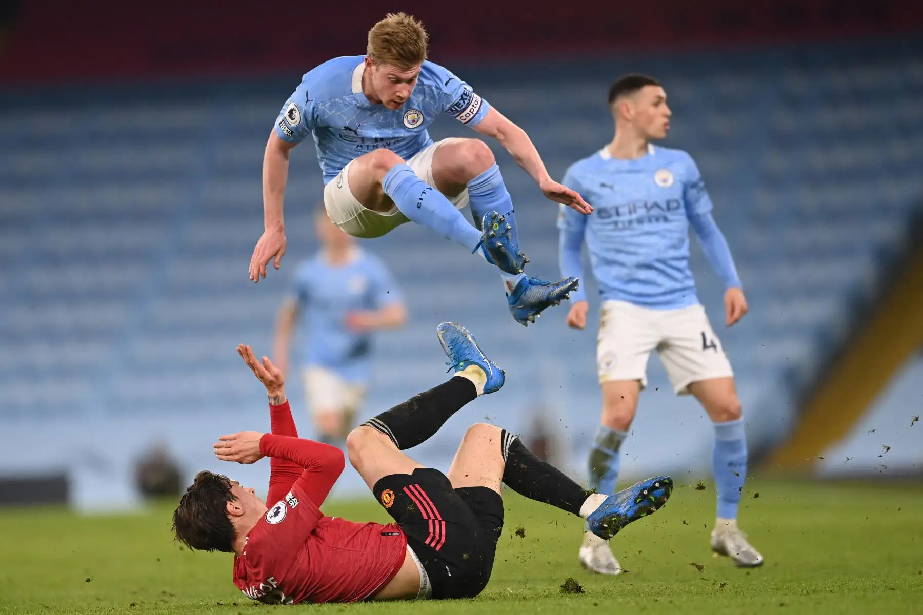 El mediocampista belga del Manchester City Kevin De Bruyne (arriba) es abordado por el defensor sueco del Manchester United Victor Lindelof durante el partido de fútbol de la Premier League inglesa entre el Manchester City y el Manchester United en el Etihad Stadium en Manchester, noroeste de Inglaterra. Foto: AFP
