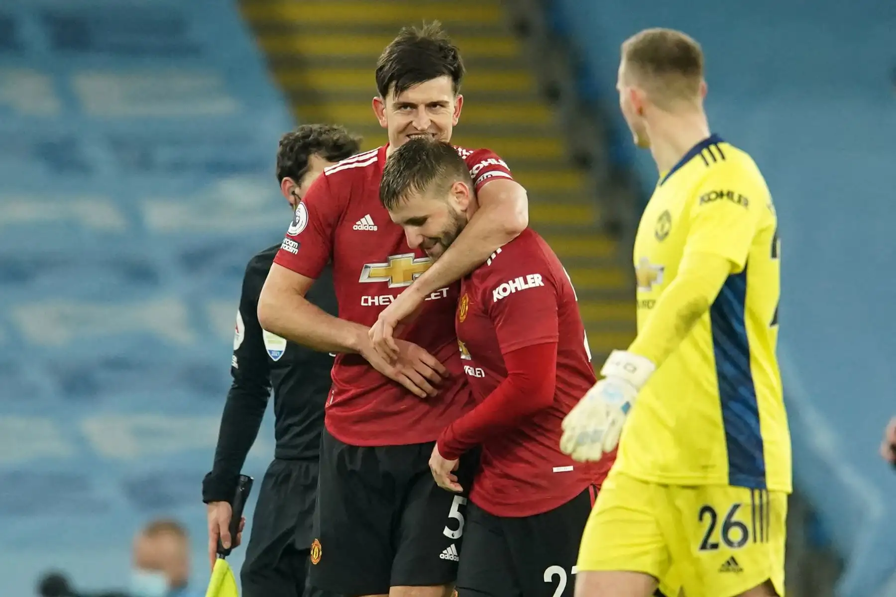 El defensa inglés del Manchester United Harry Maguire (izq.) Celebra con el defensor inglés del Manchester United Luke Shaw en el pitido final del partido de fútbol de la Premier League inglesa entre el Manchester City y el Manchester United en el Etihad Stadium de Manchester, noroeste de Inglaterra. Foto: AFP