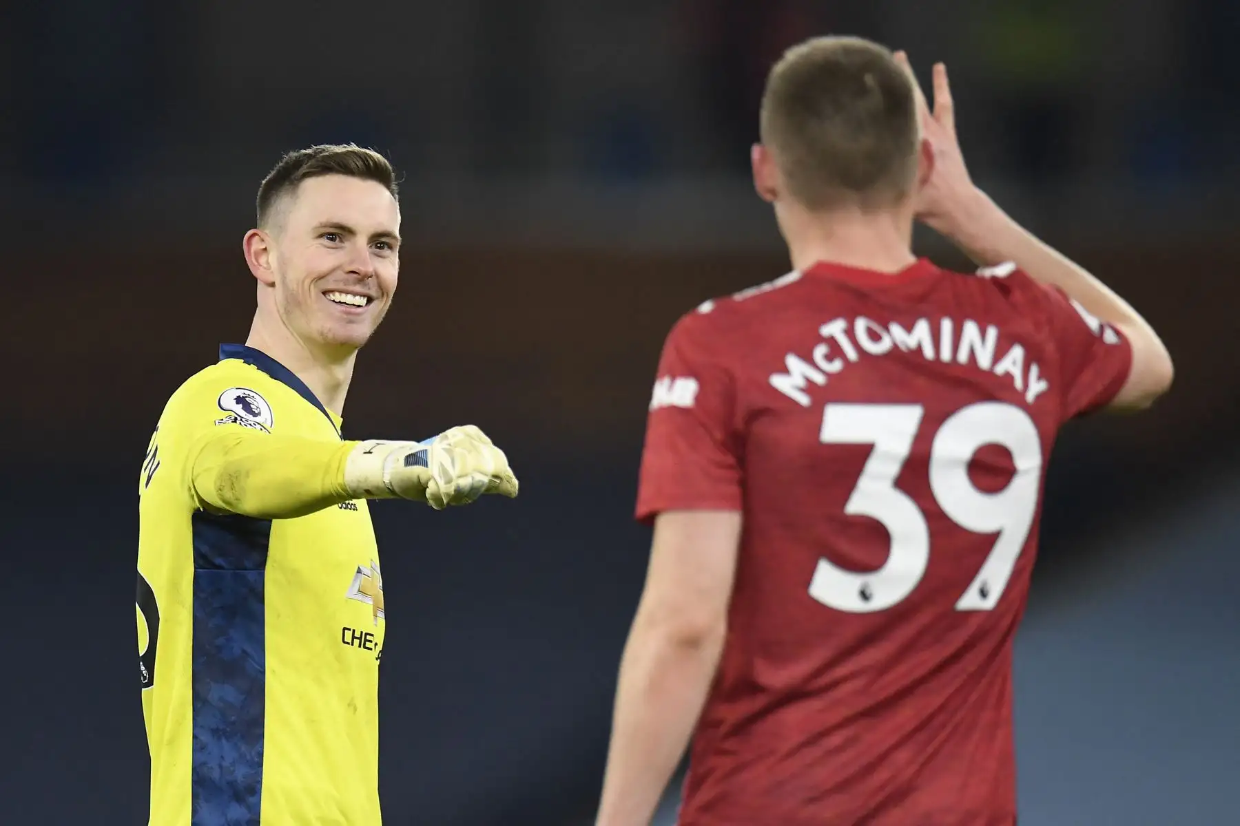 El portero inglés del Manchester United Dean Henderson (izquierda) interactúa con el mediocampista escocés del Manchester United Scott McTominay (derecha) después del pitido final del partido de fútbol de la Premier League inglesa entre el Manchester City y el Manchester United en el estadio Etihad Stadium de Manchester, noroeste de Inglaterra. Foto: AFP