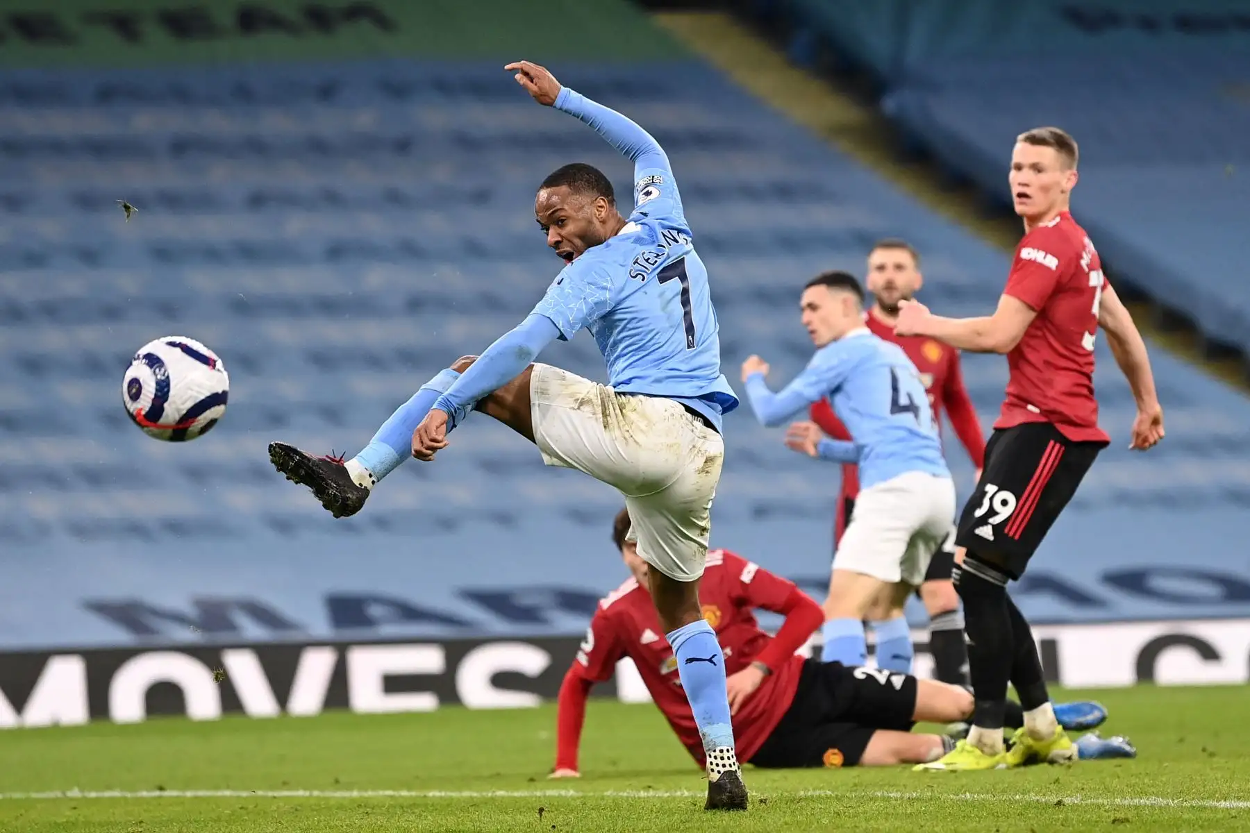 El centrocampista inglés del Manchester City Raheem Sterling (L) pierde una oportunidad durante el partido de fútbol de la Premier League inglesa entre el Manchester City y el Manchester United en el Etihad Stadium en Manchester, noroeste de Inglaterra. Foto: AFP