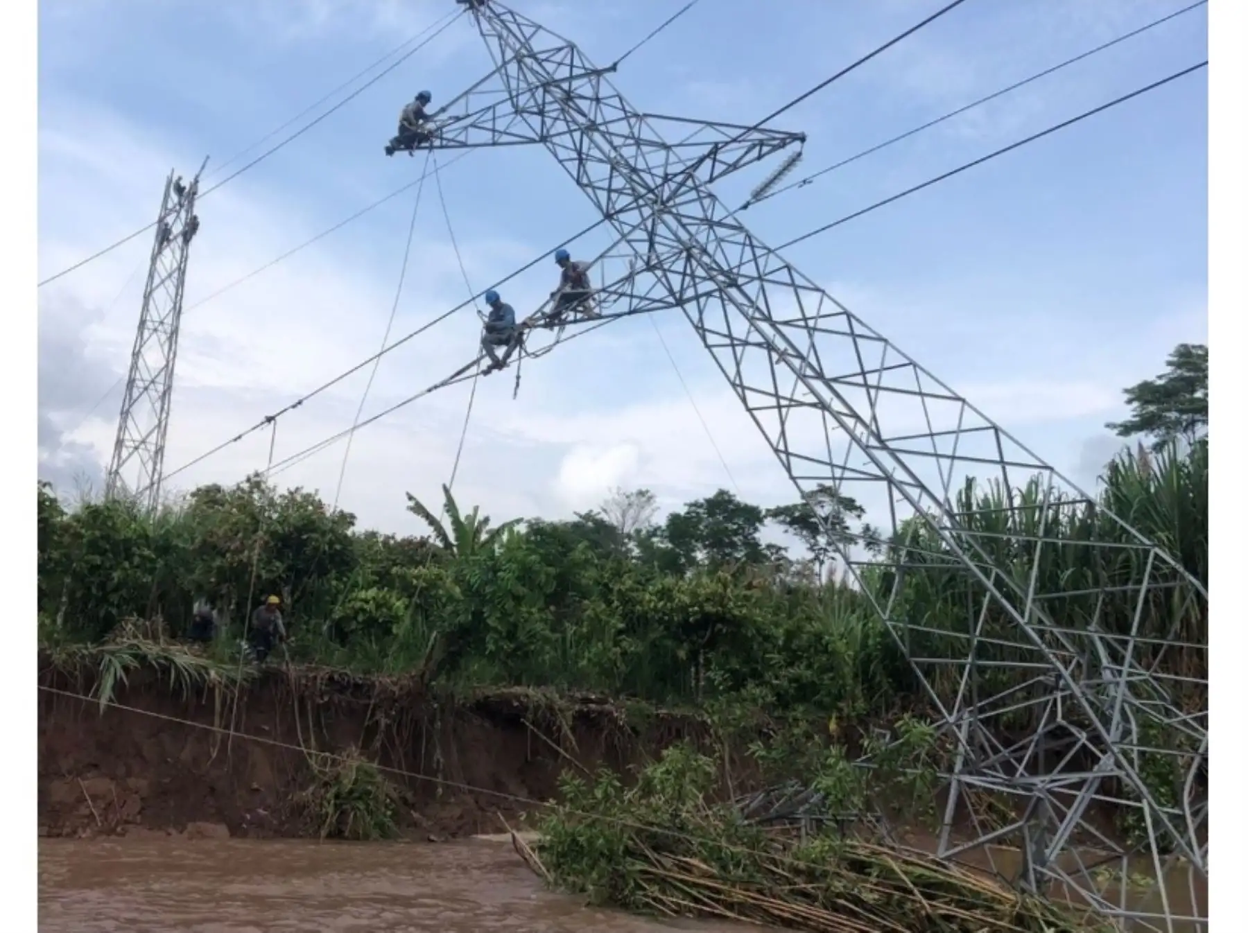 Crecida del río Huallaga causa daños en estructura de torre de alta tensión en la región San Martín.. ANDINA/Difusión