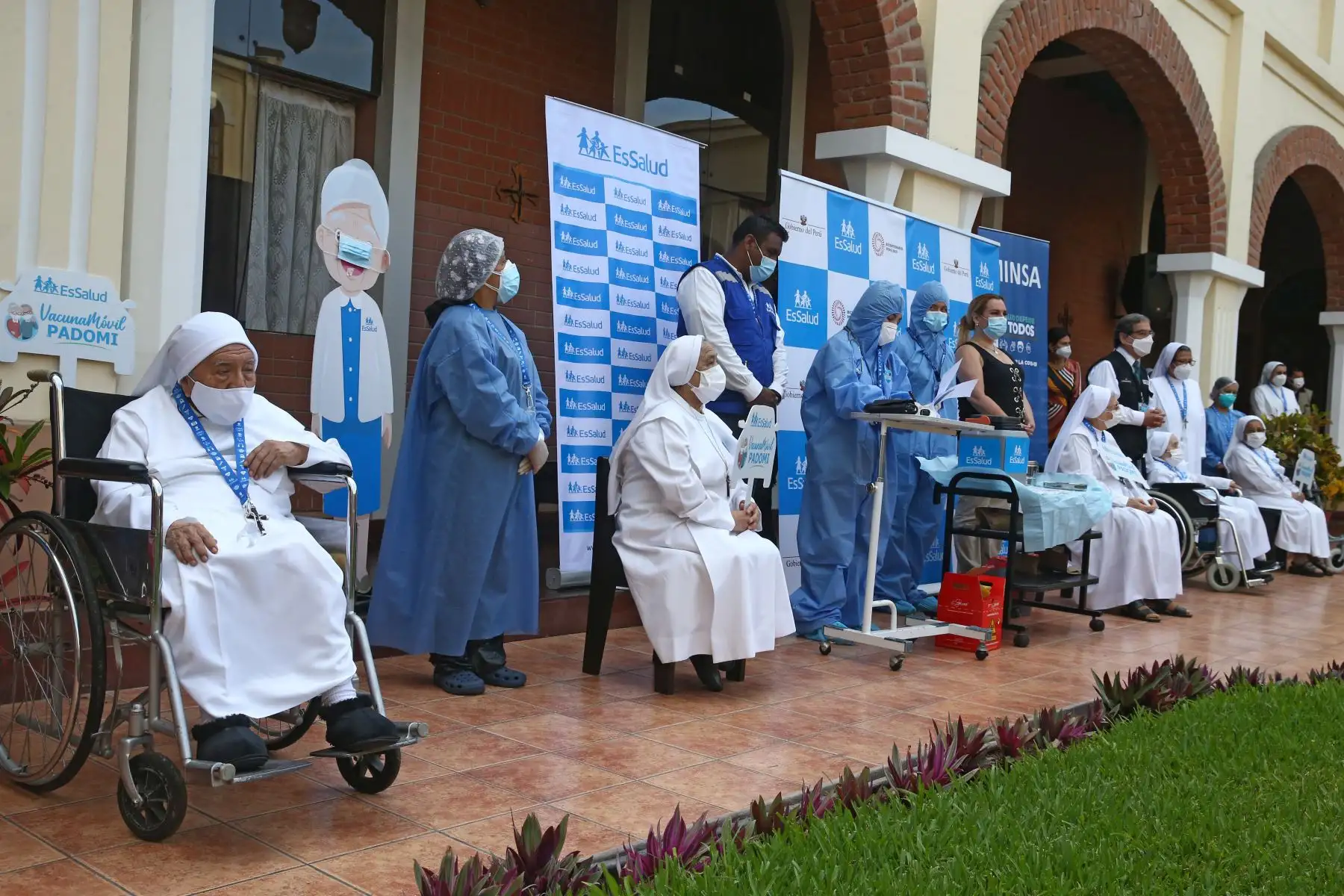 Ministro de Salud Óscar Ugarte participa en la jornada de vacunación a adultos mayores en la Congregación Canonesas de la Cruz. Foto: ANDINA/ Vidal Tarqui