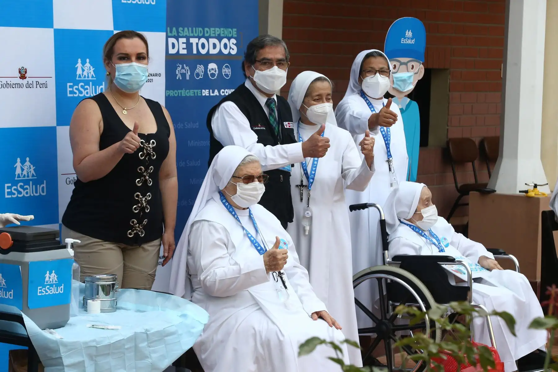 Ministro de Salud Óscar Ugarte participa en la jornada de vacunación a adultos mayores en la Congregación Canonesas de la Cruz. Foto: ANDINA/ Vidal Tarqui