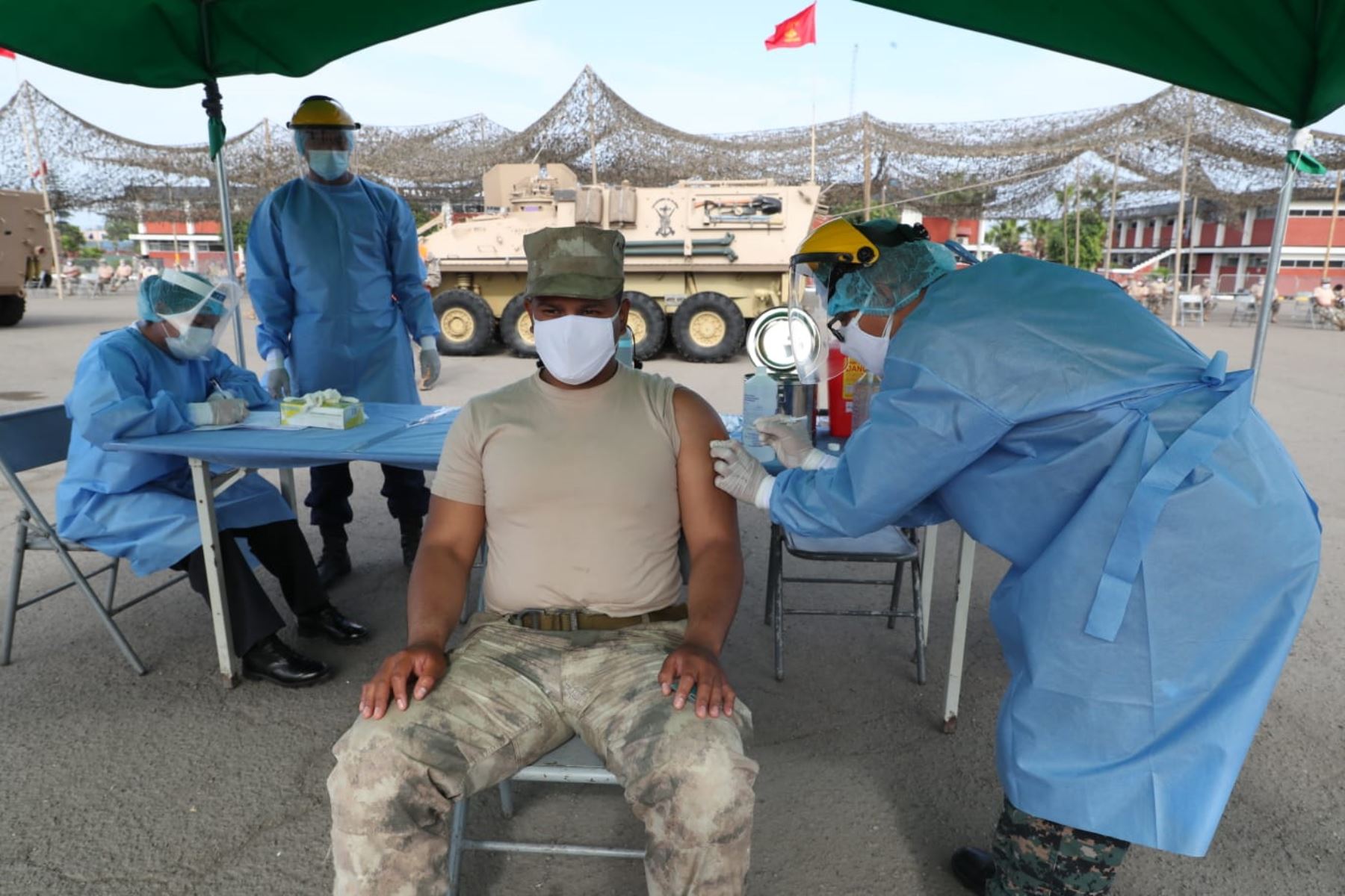 Desde la Base Infantería de Marina en Ancón, ministra de Defensa supervisa el inicio del proceso de vacunación del personal de la Marina que lucha en primera línea. Foto: MINDEF
