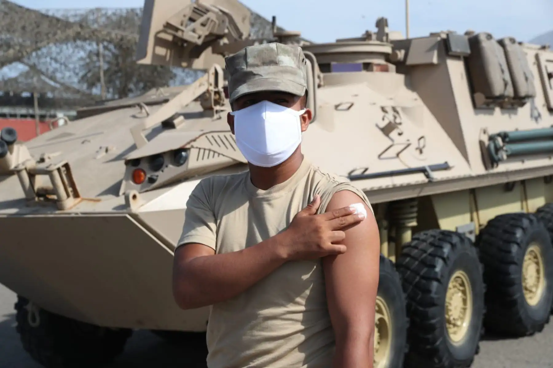 Desde la Base Infantería de Marina en Ancón, ministra de Defensa supervisa el inicio del proceso de vacunación del personal de la Marina que lucha en primera línea. Foto: MINDEF