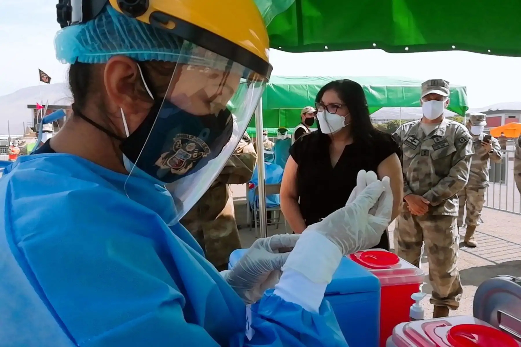 Desde la Base Infantería de Marina en Ancón, ministra de Defensa supervisa el inicio del proceso de vacunación del personal de la Marina que lucha en primera línea. Foto: MINDEF