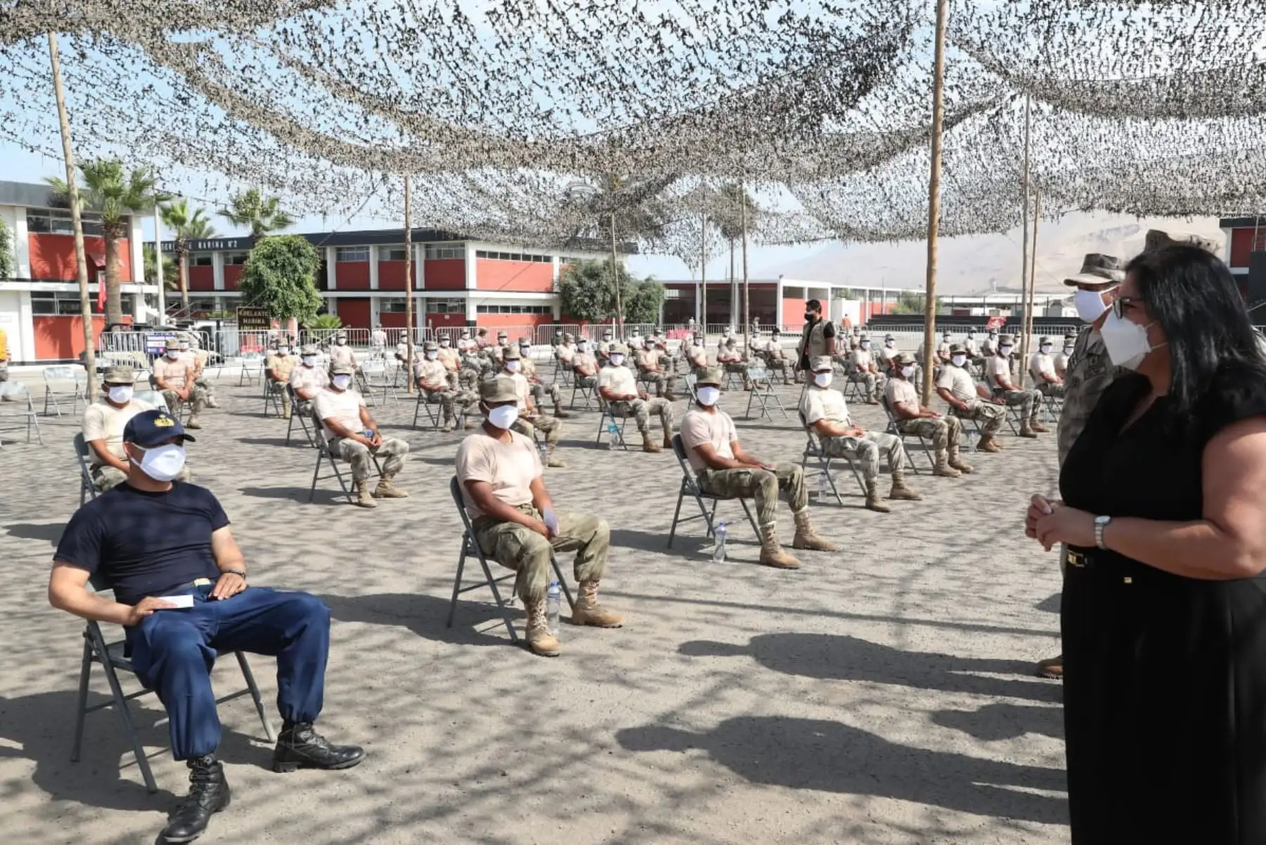 Desde la Base Infantería de Marina en Ancón, ministra de Defensa supervisa el inicio del proceso de vacunación del personal de la Marina que lucha en primera línea. Foto: MINDEF