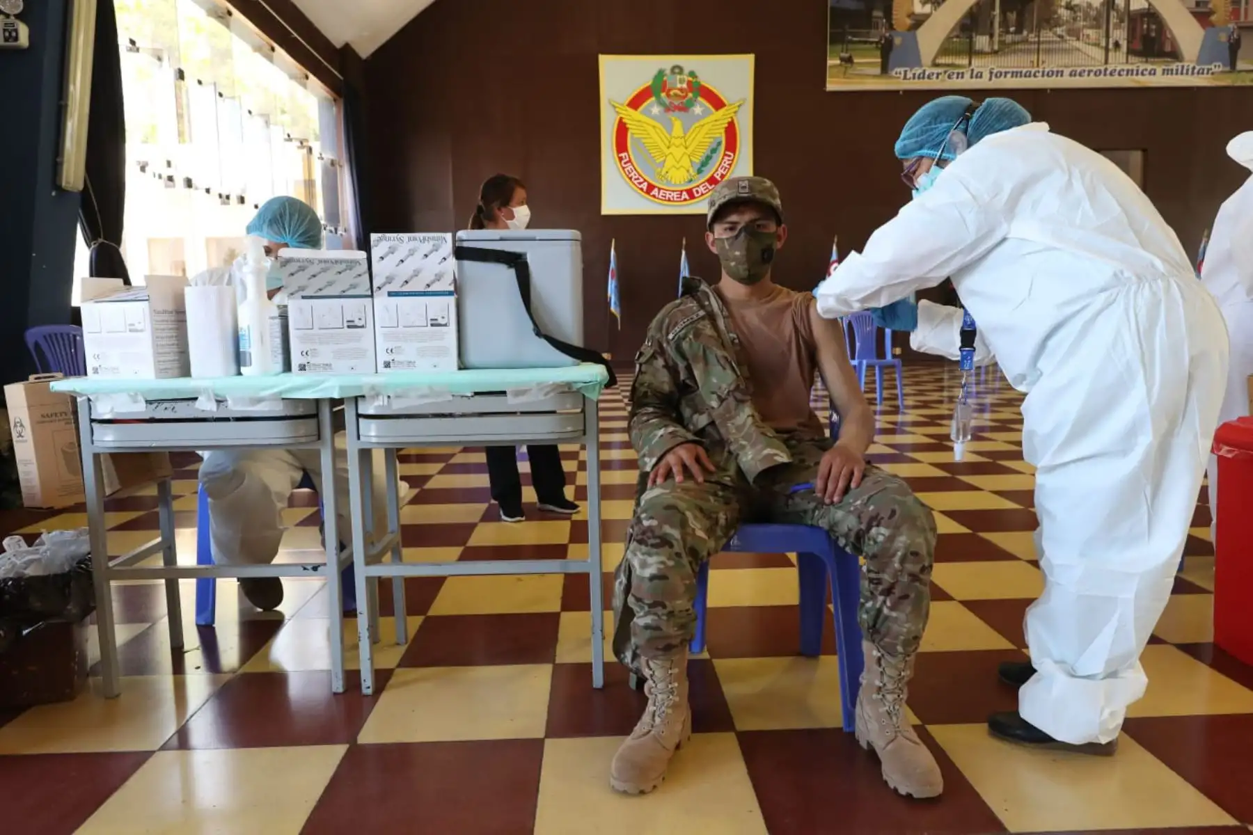 Desde la Base Infantería de Marina en Ancón, ministra de Defensa supervisa el inicio del proceso de vacunación del personal de la Marina que lucha en primera línea. Foto: MINDEF