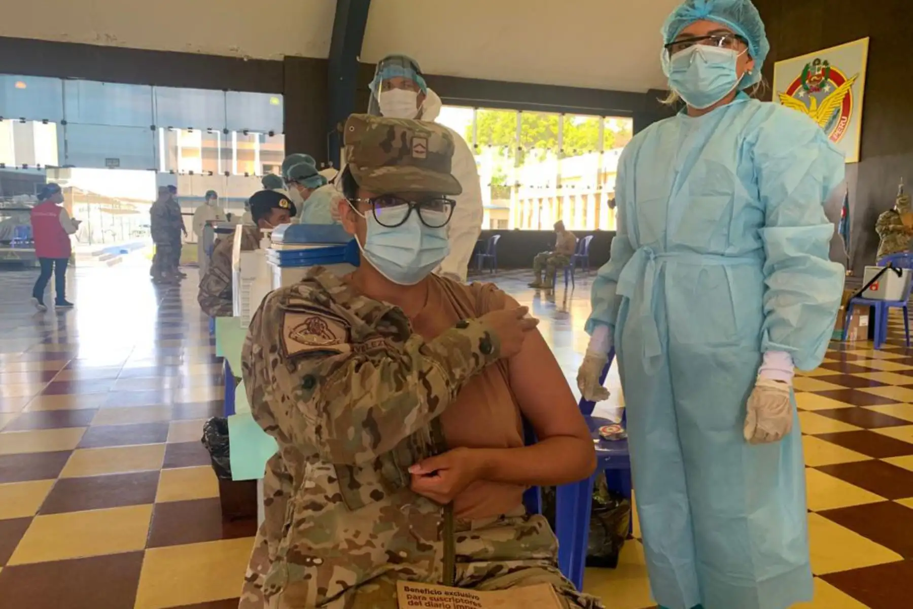 Desde la Base Infantería de Marina en Ancón, ministra de Defensa supervisa el inicio del proceso de vacunación del personal de la Marina que lucha en primera línea. Foto: MINDEF