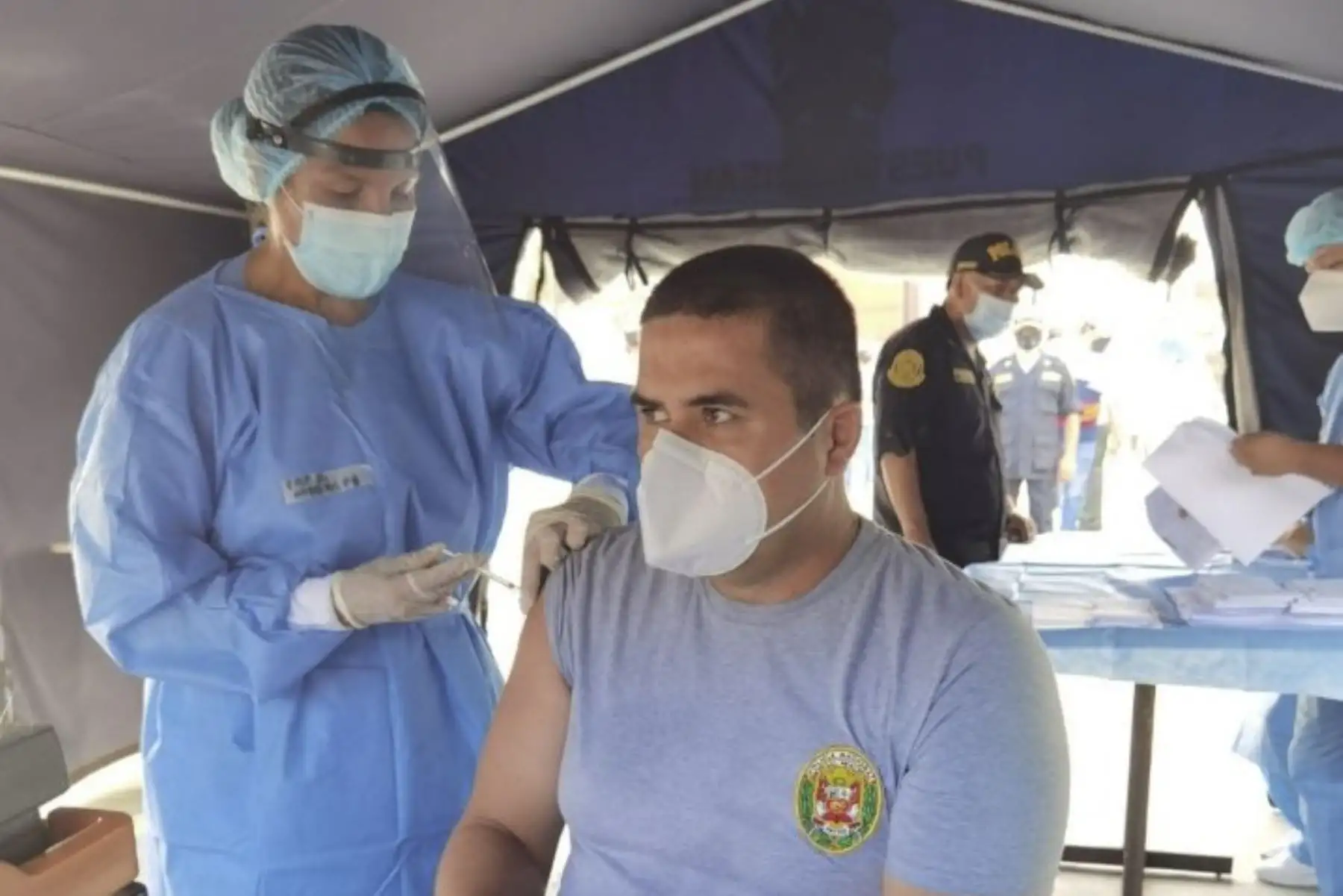 Miembros de la PNP reciben vacuna contra le covid-19 en sede del ministerio del Interior y otras dependencias policiales. Foto: Policía Nacional del Perú