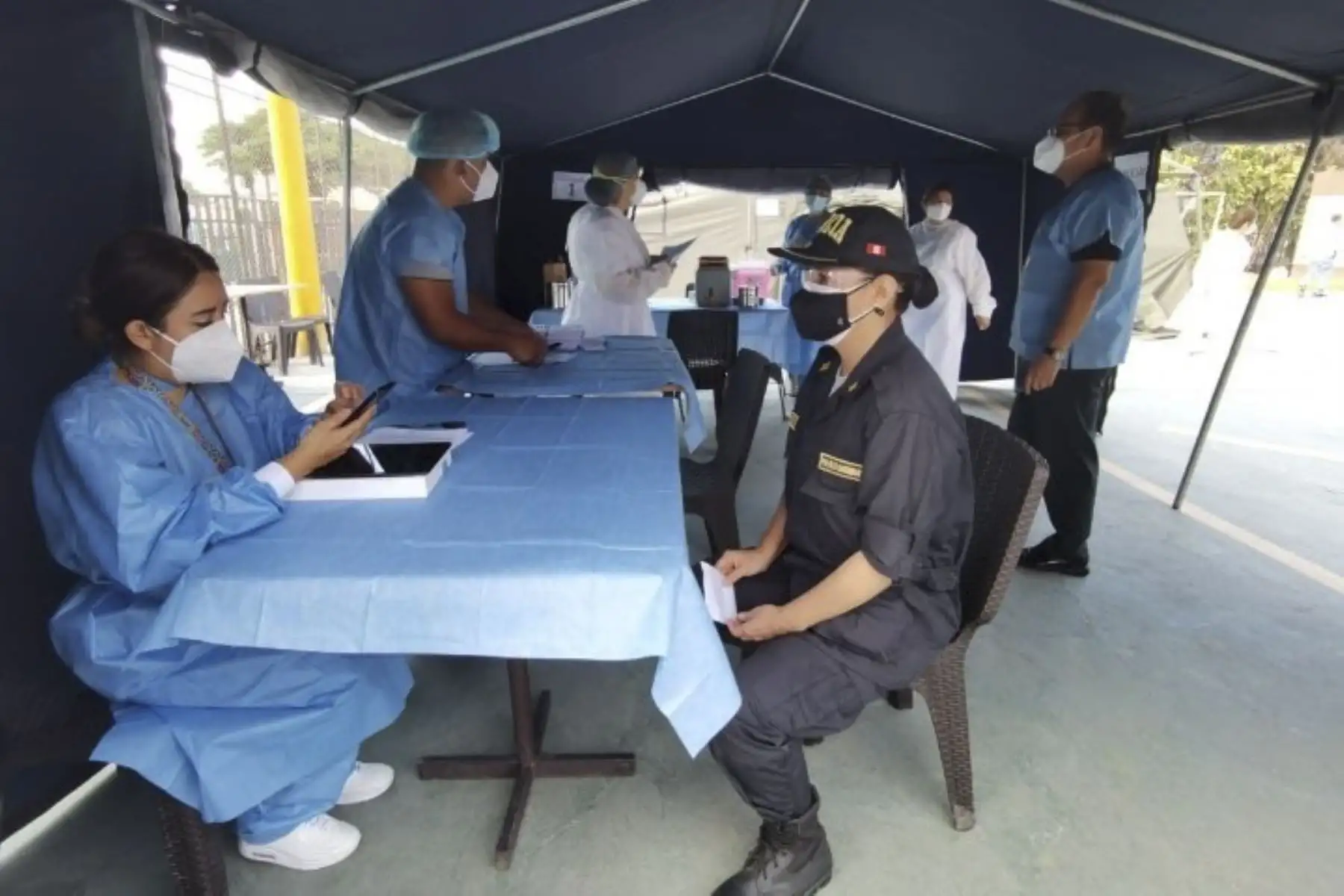 Miembros de la PNP reciben vacuna contra le covid-19 en sede del ministerio del Interior y otras dependencias policiales. Foto: Policía Nacional del Perú