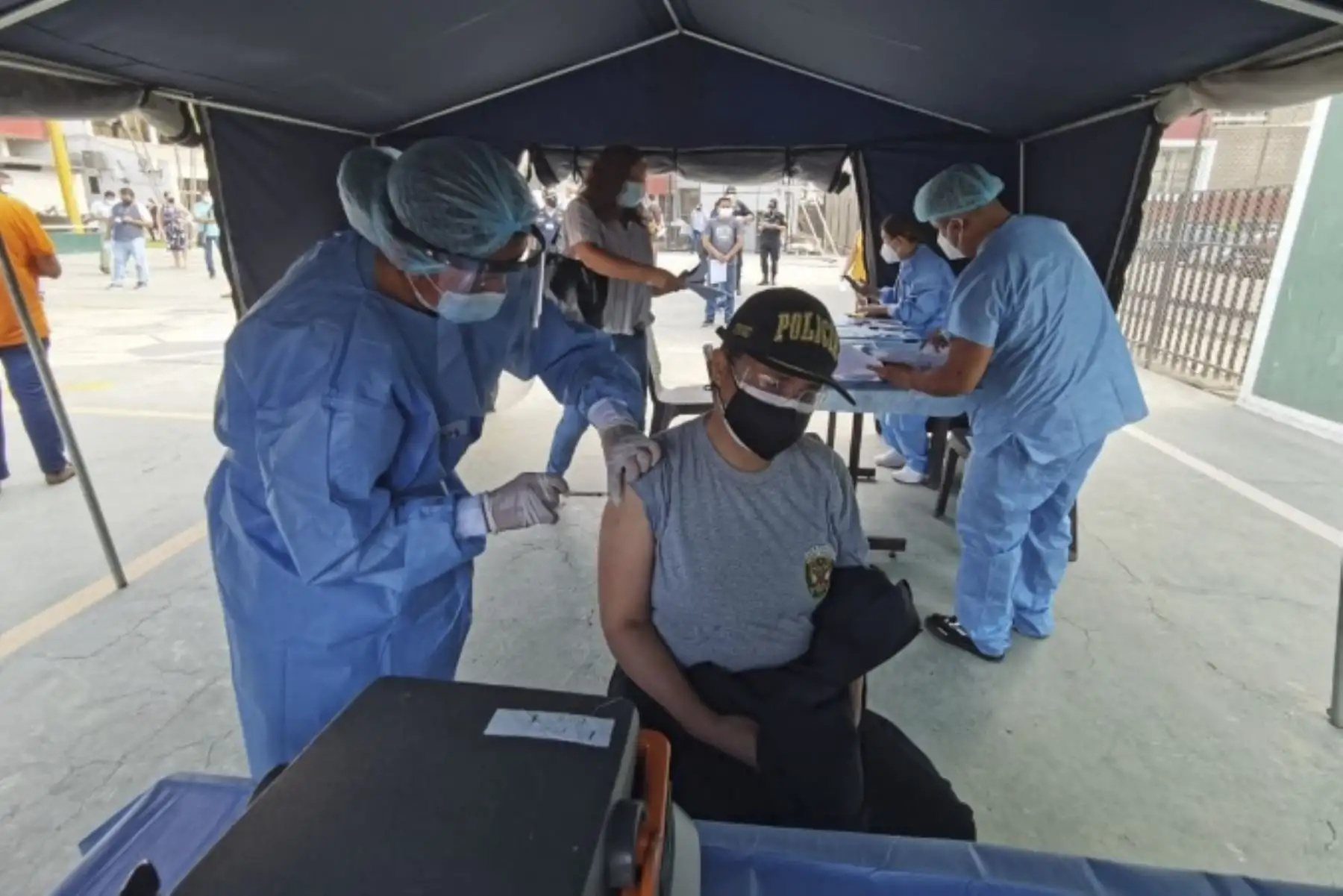 Miembros de la PNP reciben vacuna contra le covid-19 en sede del ministerio del Interior y otras dependencias policiales. Foto: Policía Nacional del Perú