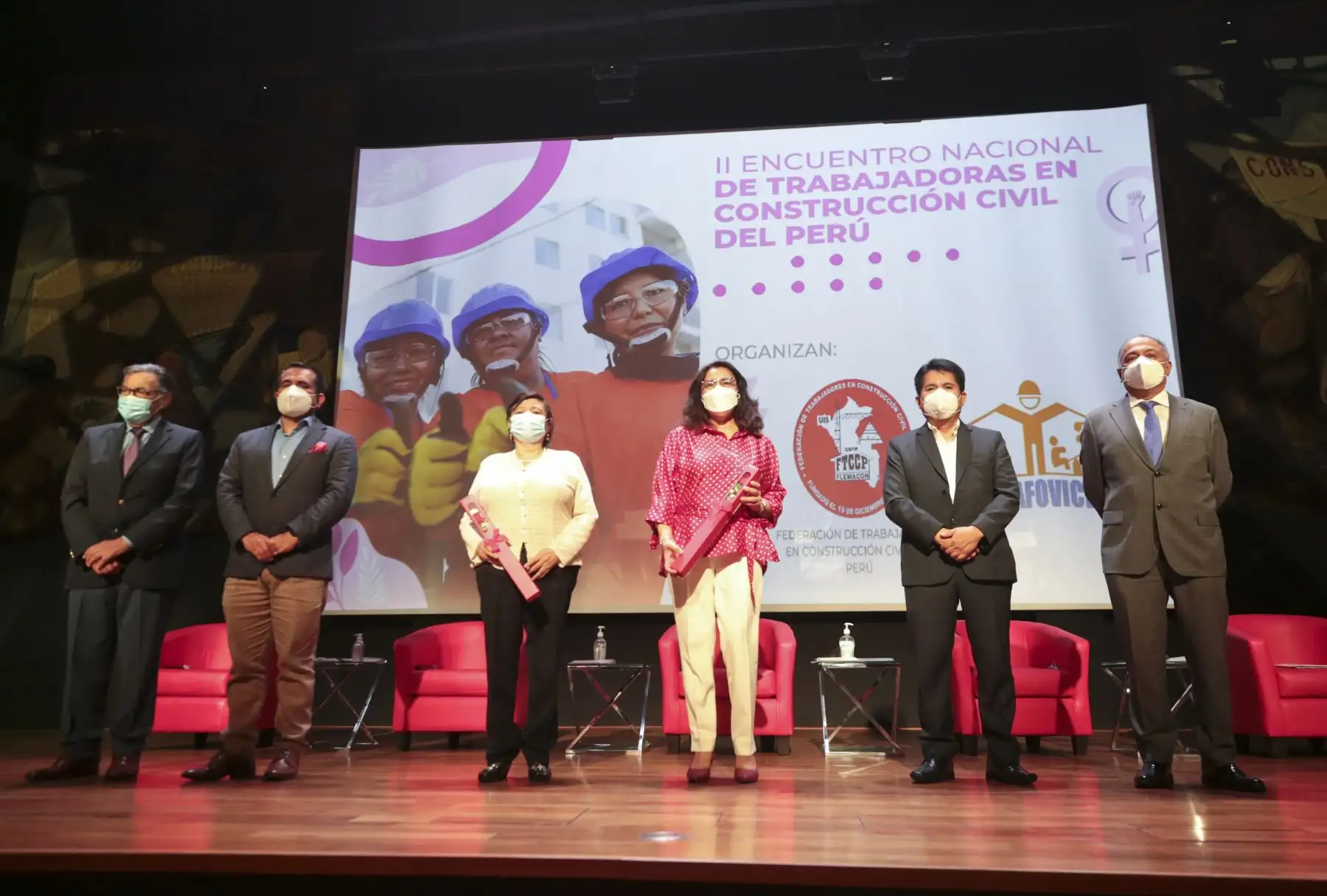La Presidenta del Consejo de Ministros Violeta Bermúdez participa del II encuentro nacional de obreras en construcción civil, organizado por el Conafovicer, para promover el reconocimiento de los derechos de la mujer trabajadora en construcción civil.
Foto: PCM