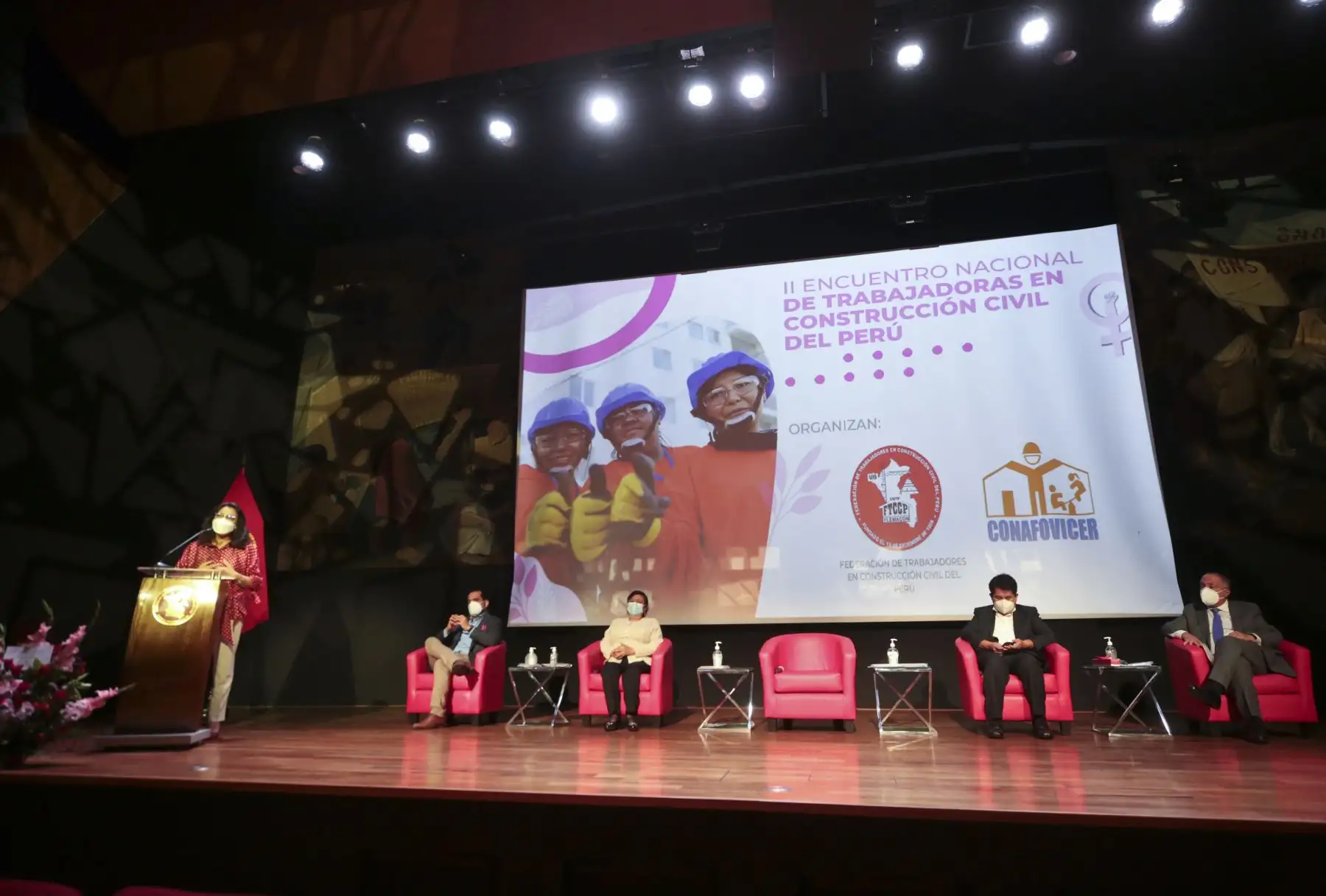 La Presidenta del Consejo de Ministros Violeta Bermúdez participa del II encuentro nacional de obreras en construcción civil, organizado por el Conafovicer, para promover el reconocimiento de los derechos de la mujer trabajadora en construcción civil.
Foto: PCM